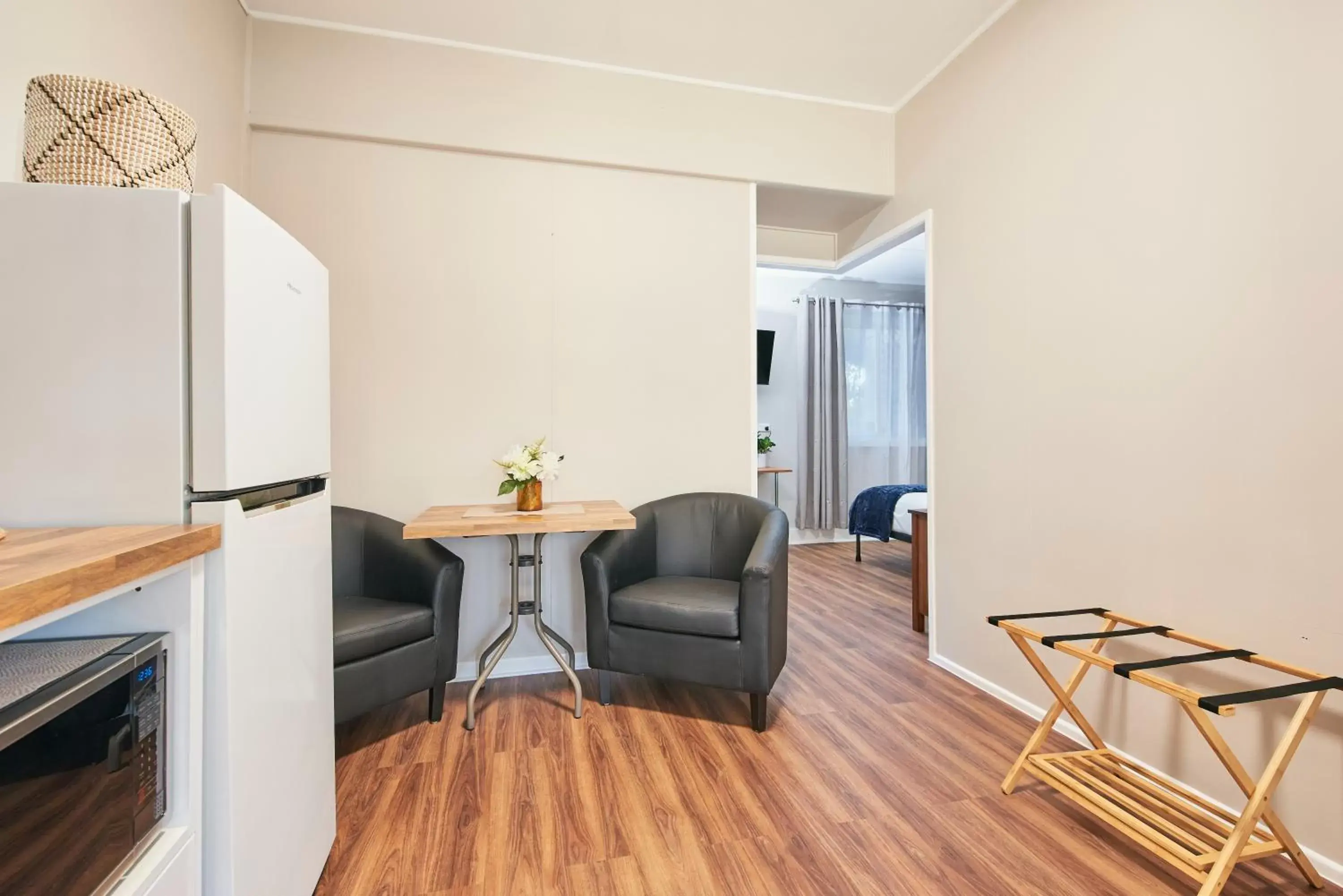 Seating area in Ruthven Street Motor Inn