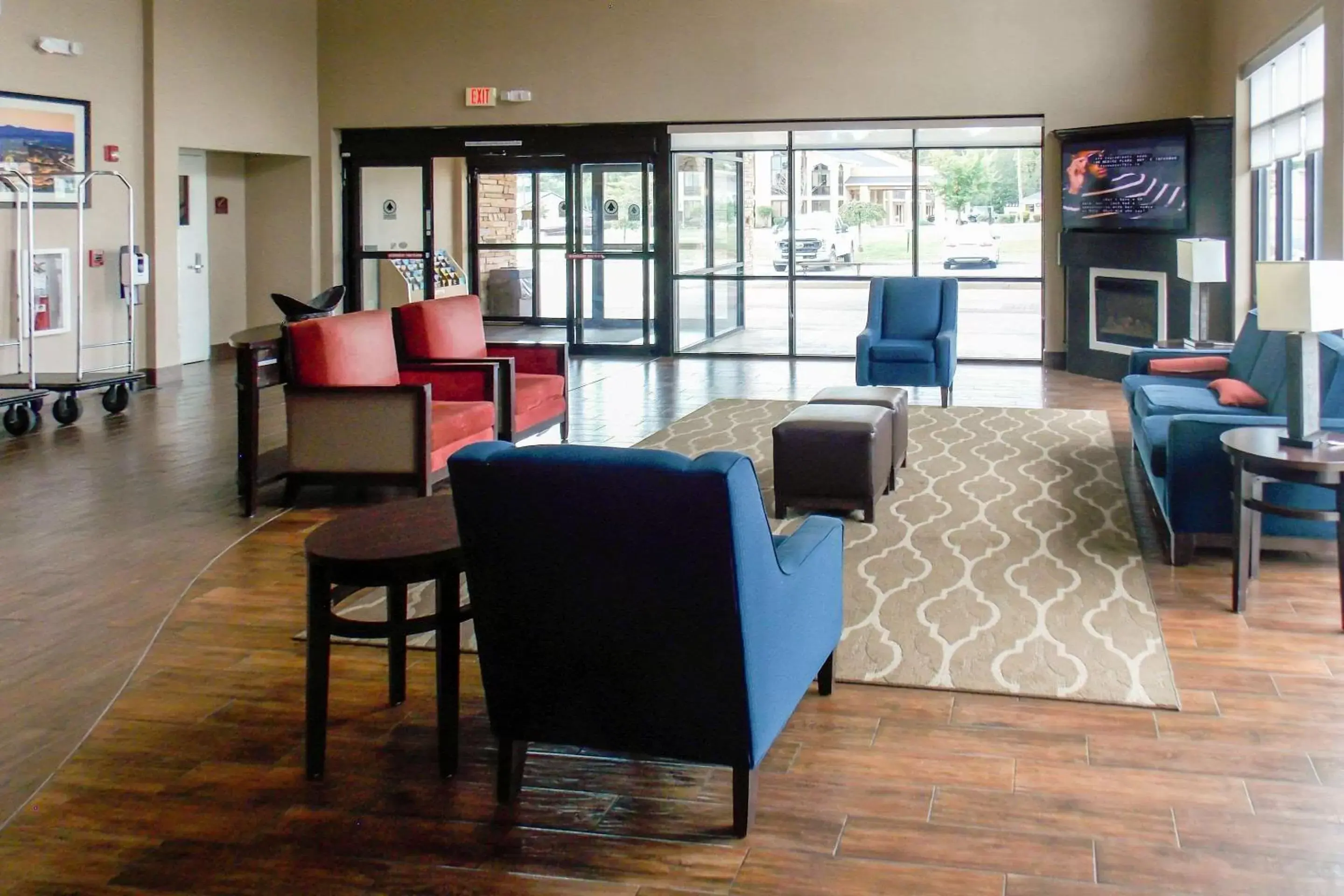 Lobby or reception in Comfort Suites Salem-Roanoke I-81