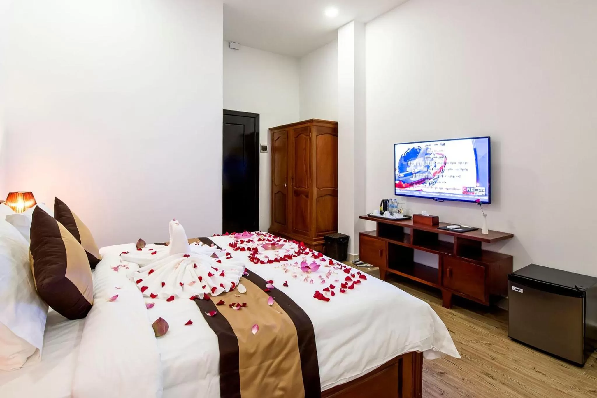 Photo of the whole room, Bed in Aristocrat Residence & Hotel