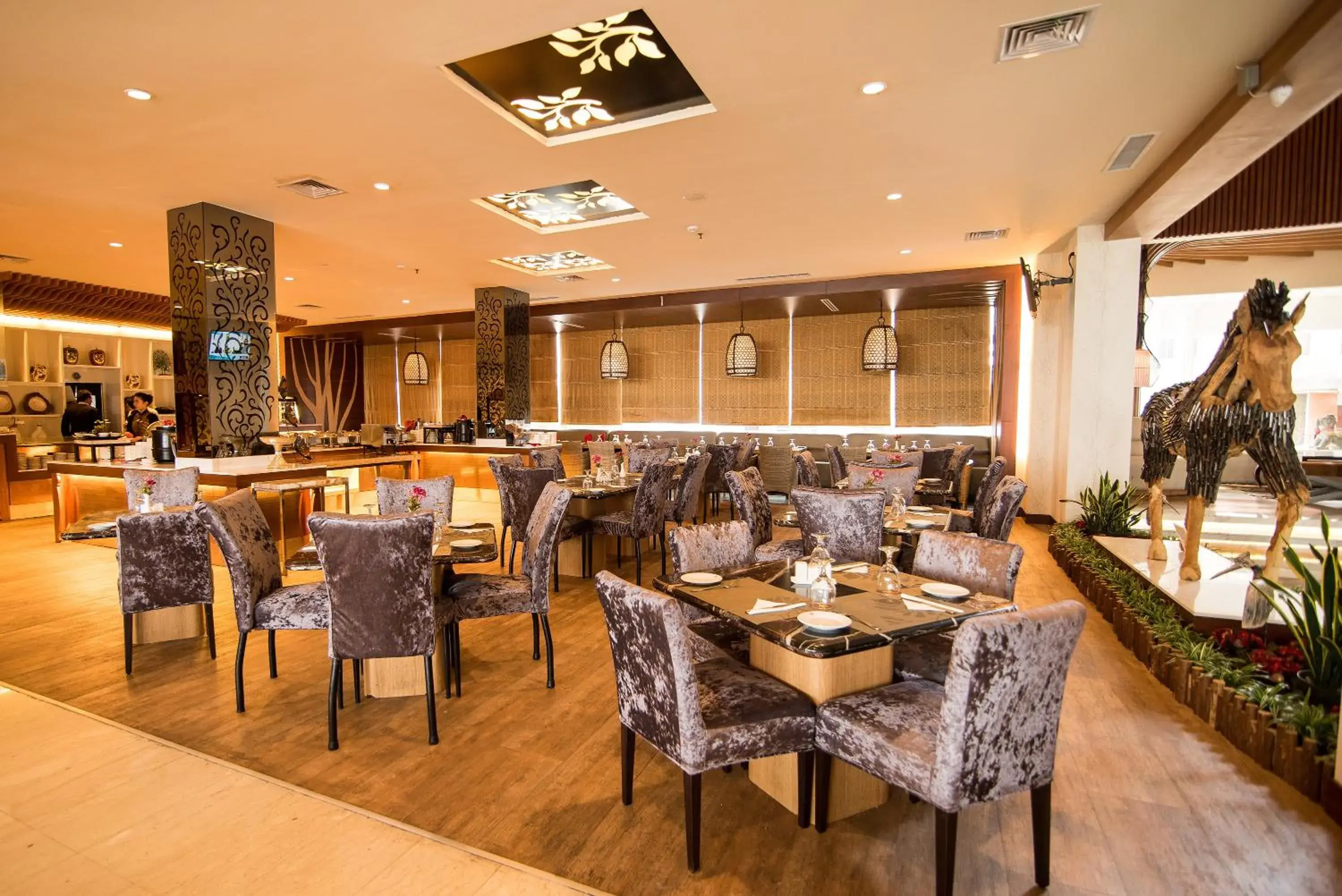 Restaurant/Places to Eat in Crown Vista Hotel