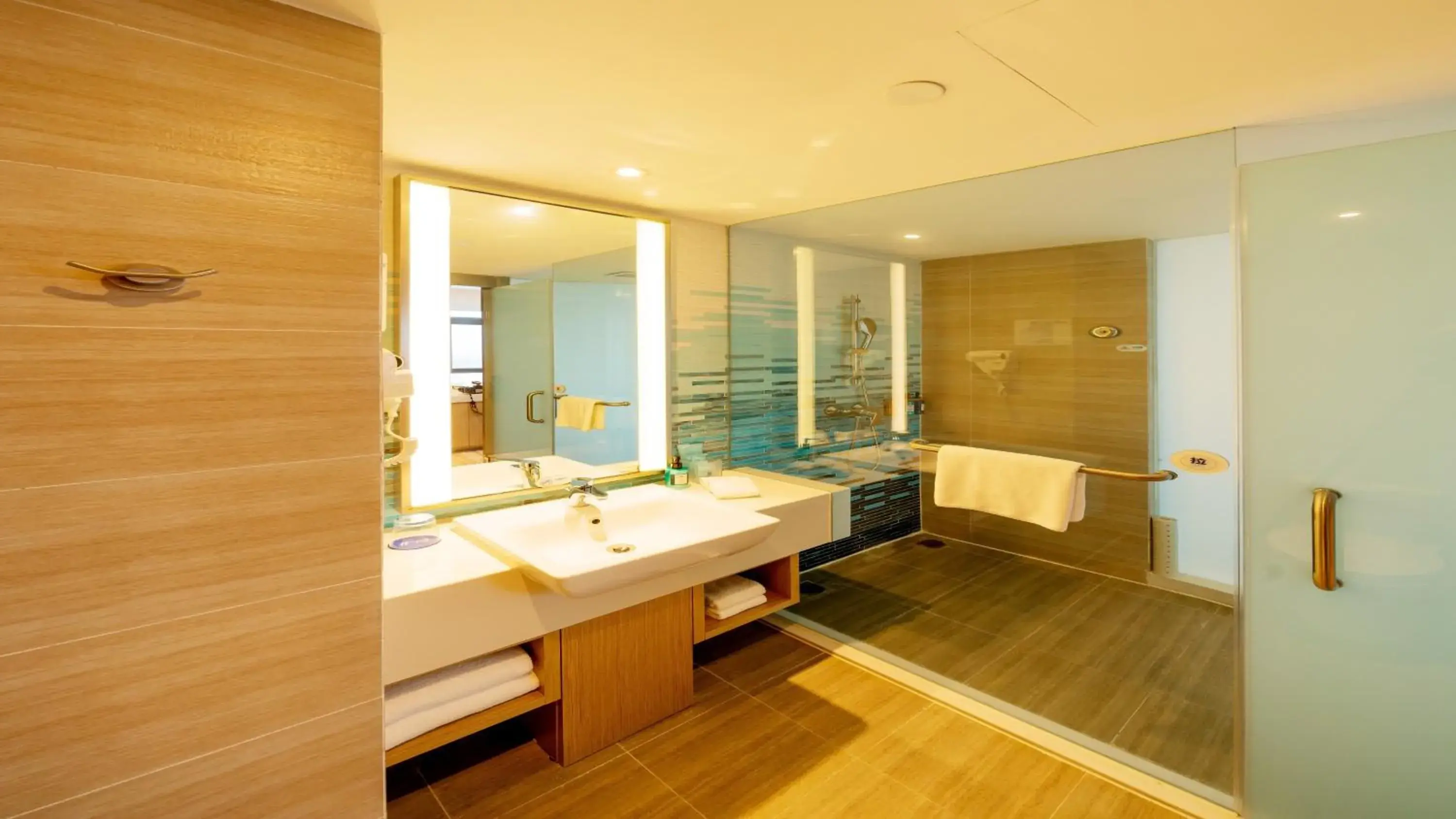 Photo of the whole room, Bathroom in Holiday Inn Express Linyi Riverside, an IHG Hotel