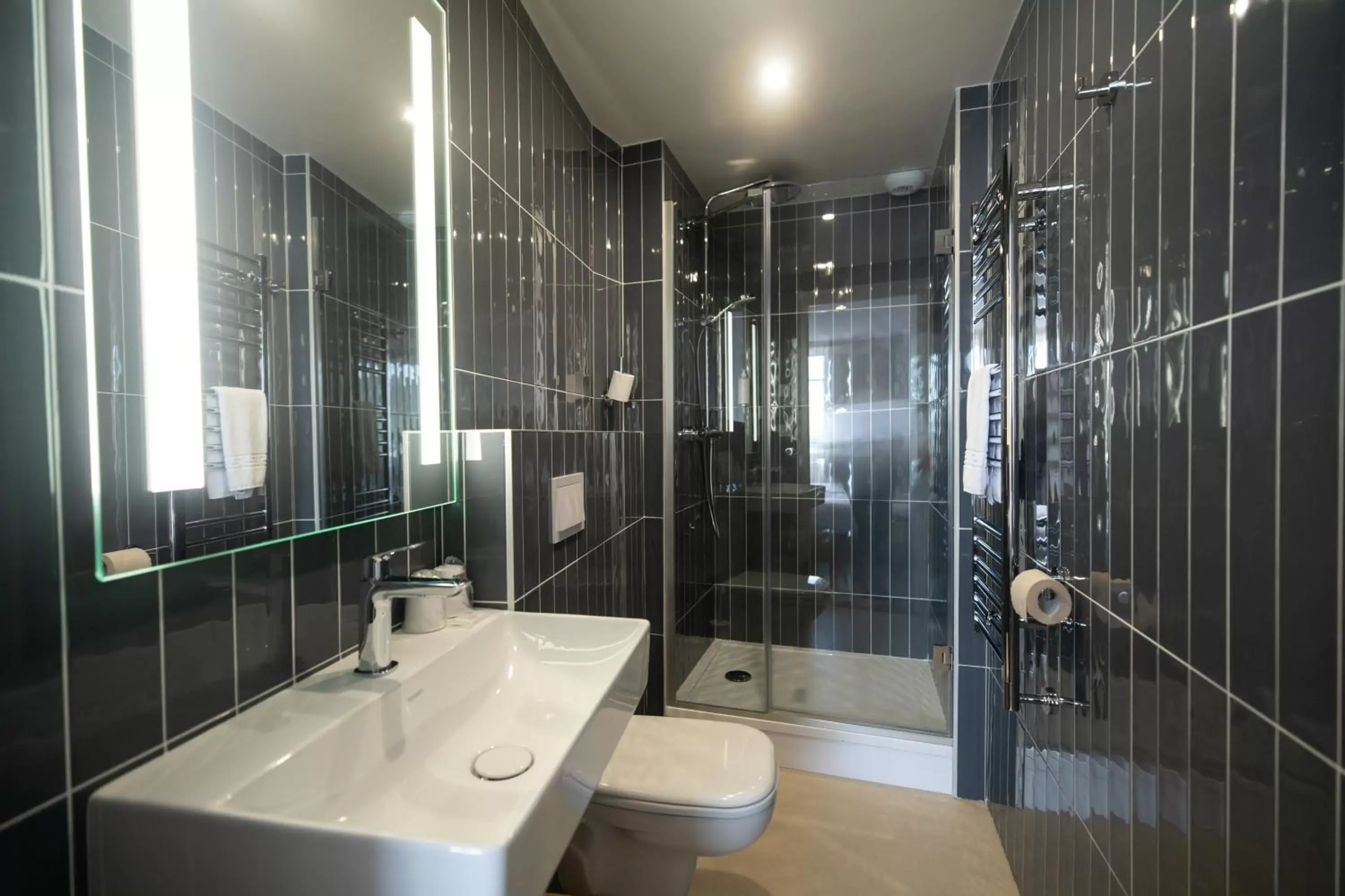 Shower, Bathroom in Hôtel de la Baie