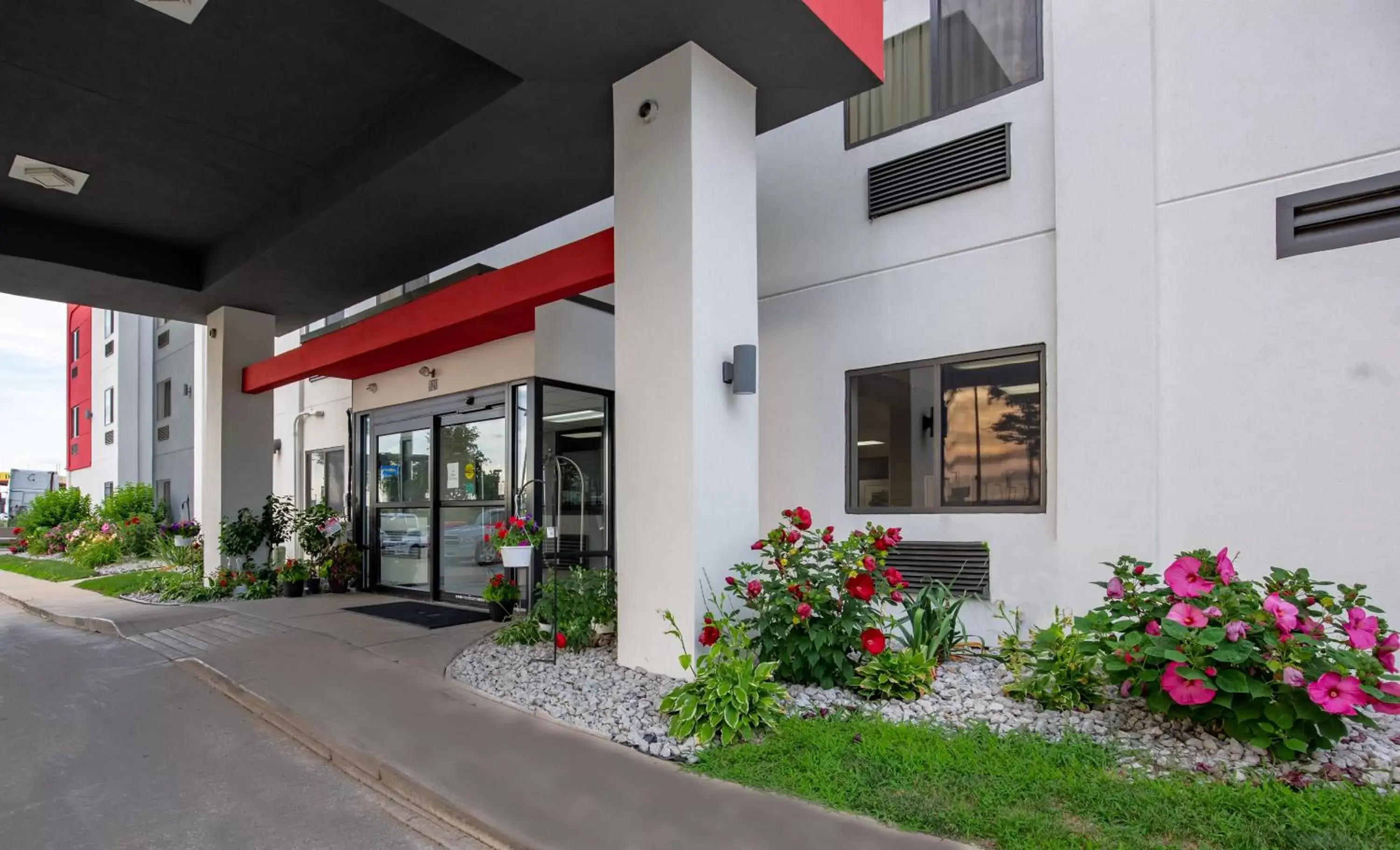 Facade/entrance in Ramada by Wyndham Bolingbrook Facade/entrance in Ramada by Wyndham Bolingbrook