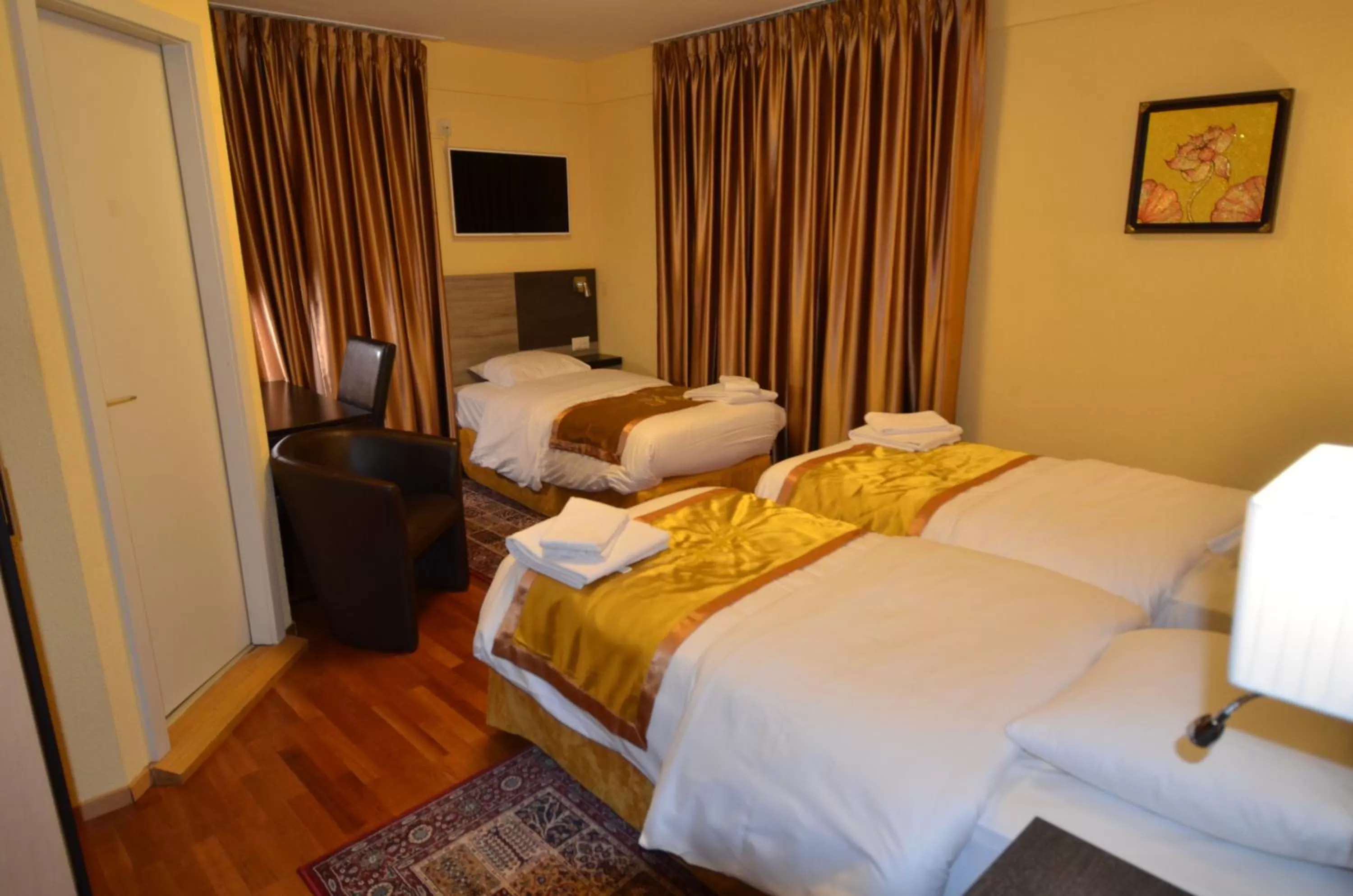 Photo of the whole room, Bed in Beausite