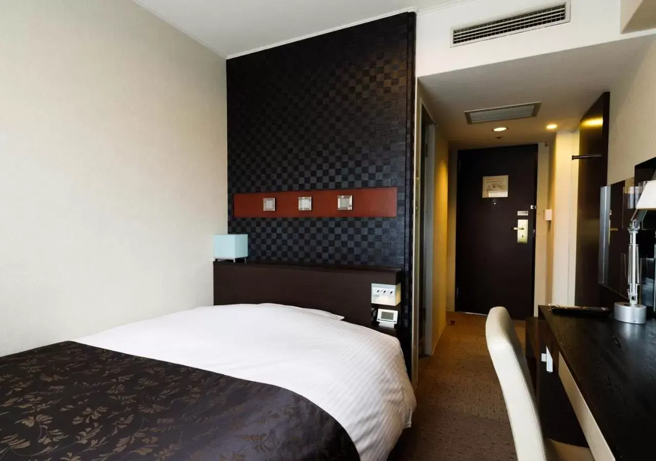 Photo of the whole room, Bed in APA Hotel Kokura Ekimae