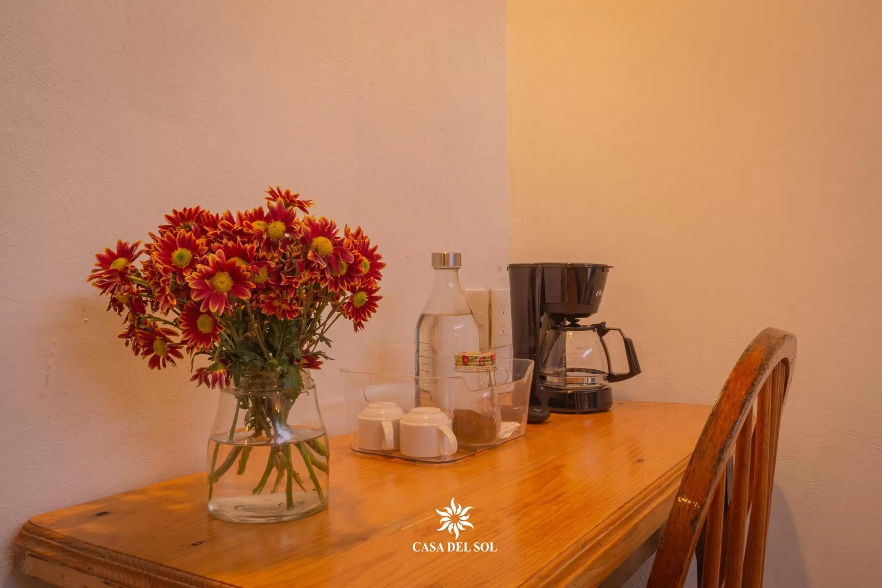 Coffee/tea facilities, Dining Area in Hotel Casa del Sol