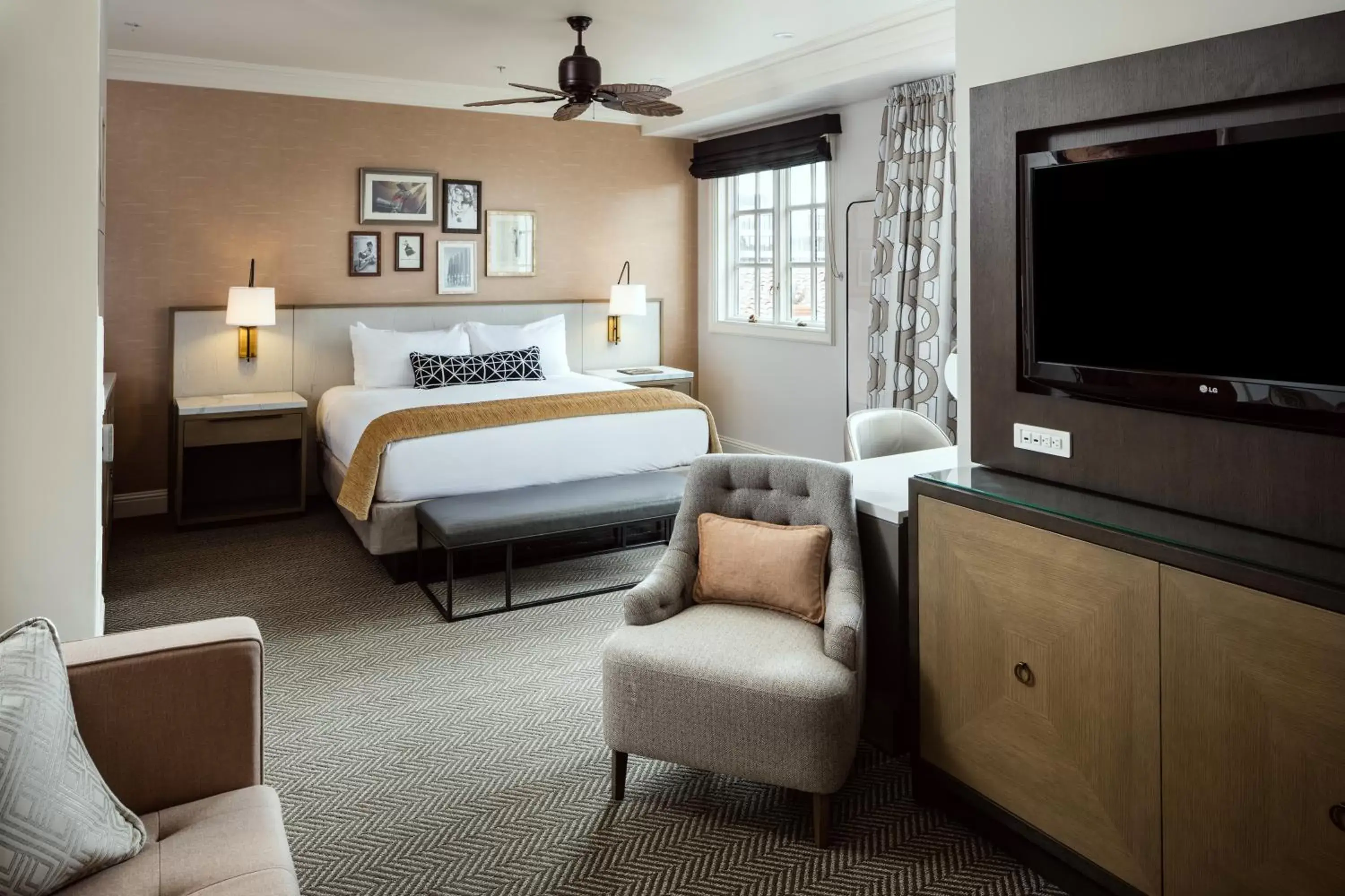 TV and multimedia, Bed in La Valencia Hotel TV and multimedia, Bed in La Valencia Hotel