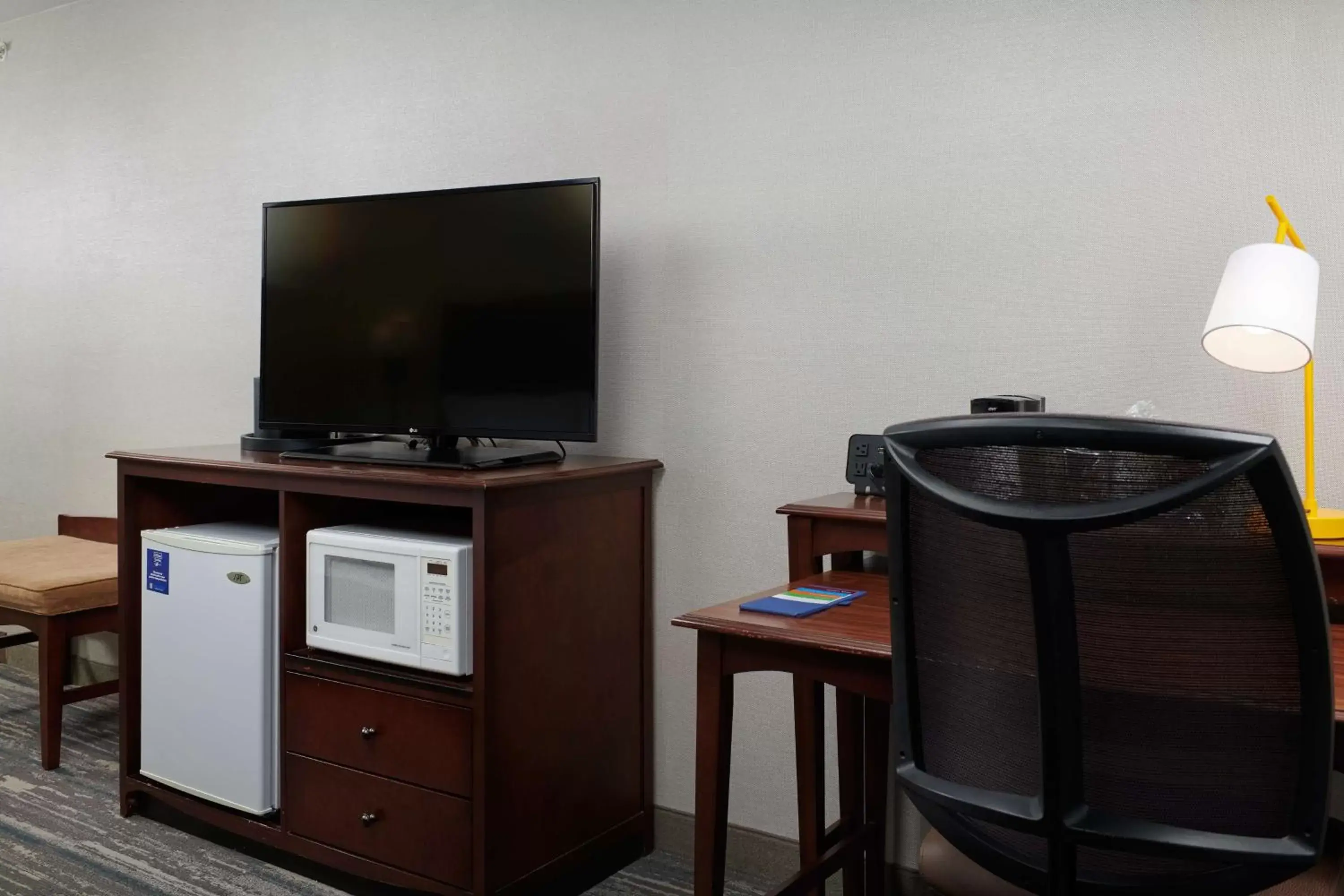 Bedroom, TV/Entertainment Center in Hampton Inn Helena