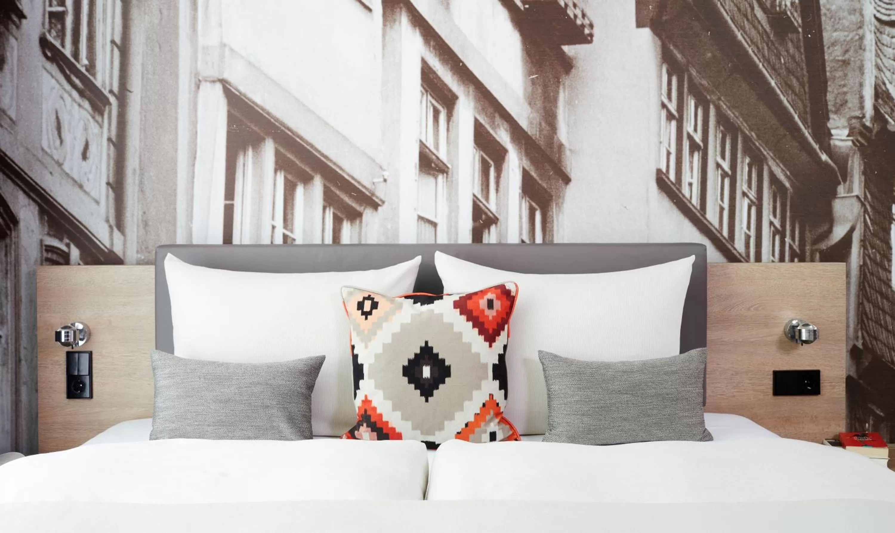 Photo of the whole room, Bed in Living Hotel Frankfurt