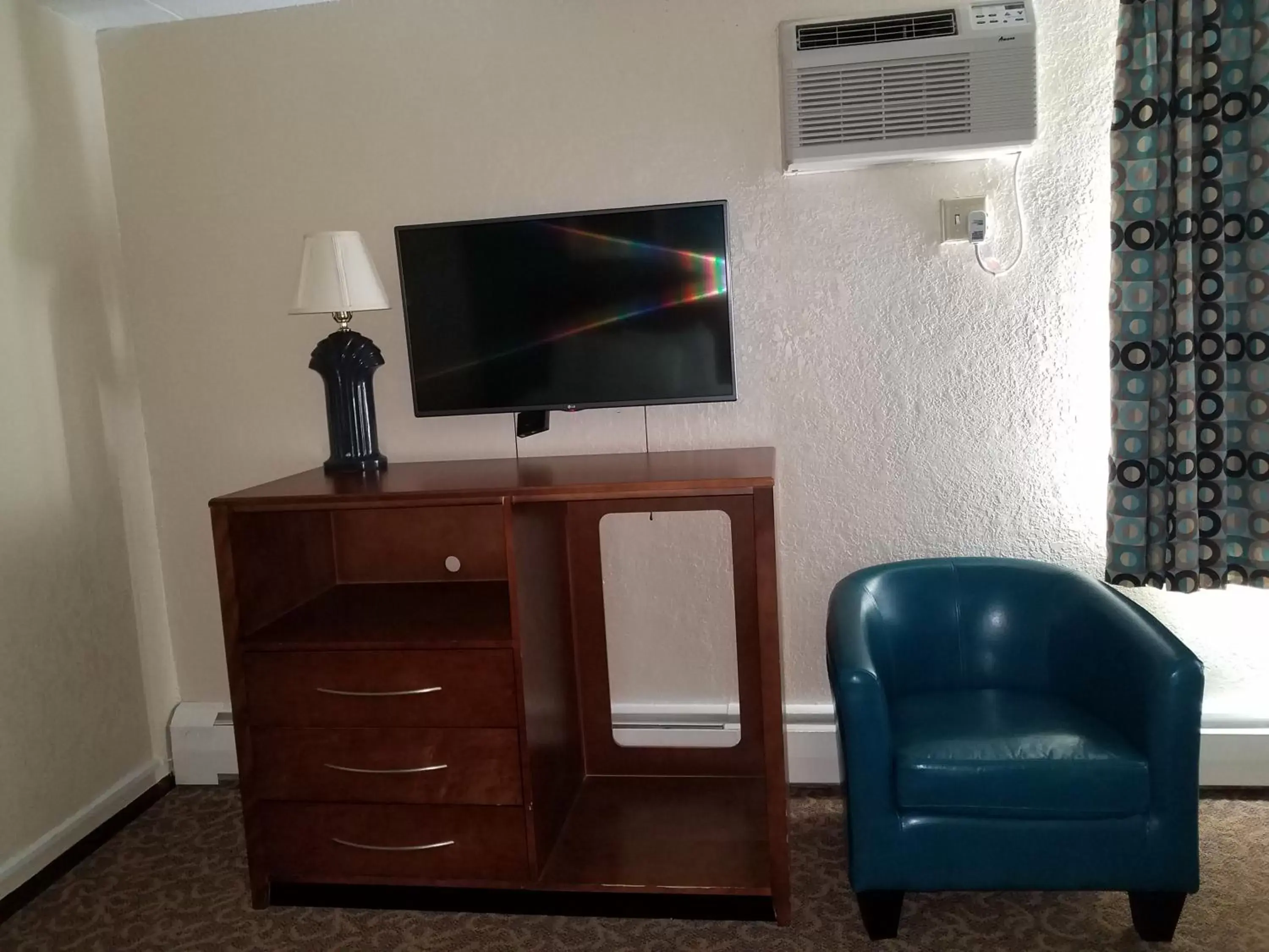 TV/Entertainment Center in Red Carpet Inn Rochester