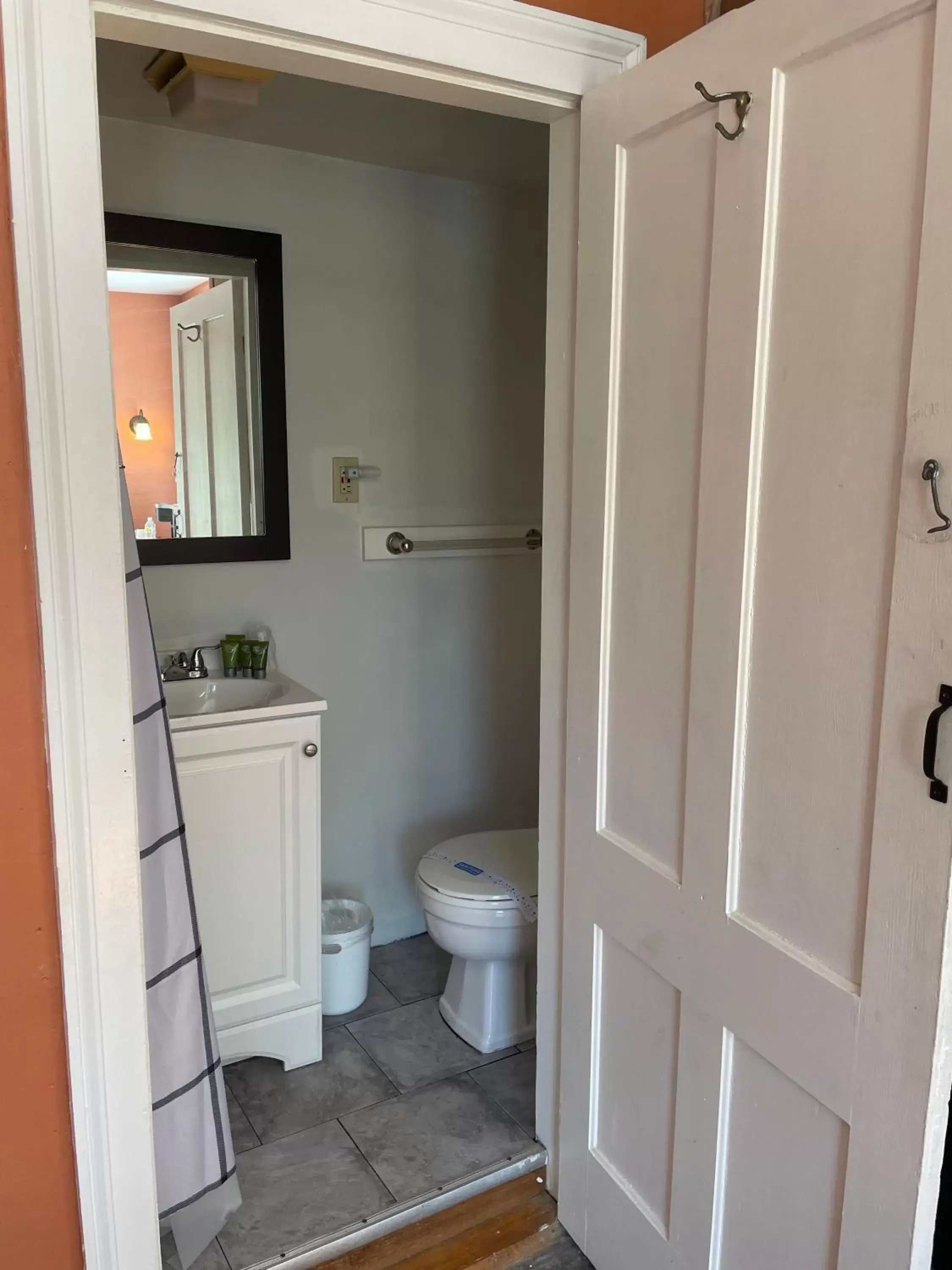 Bathroom in Stone Hearth Inn and Eatery