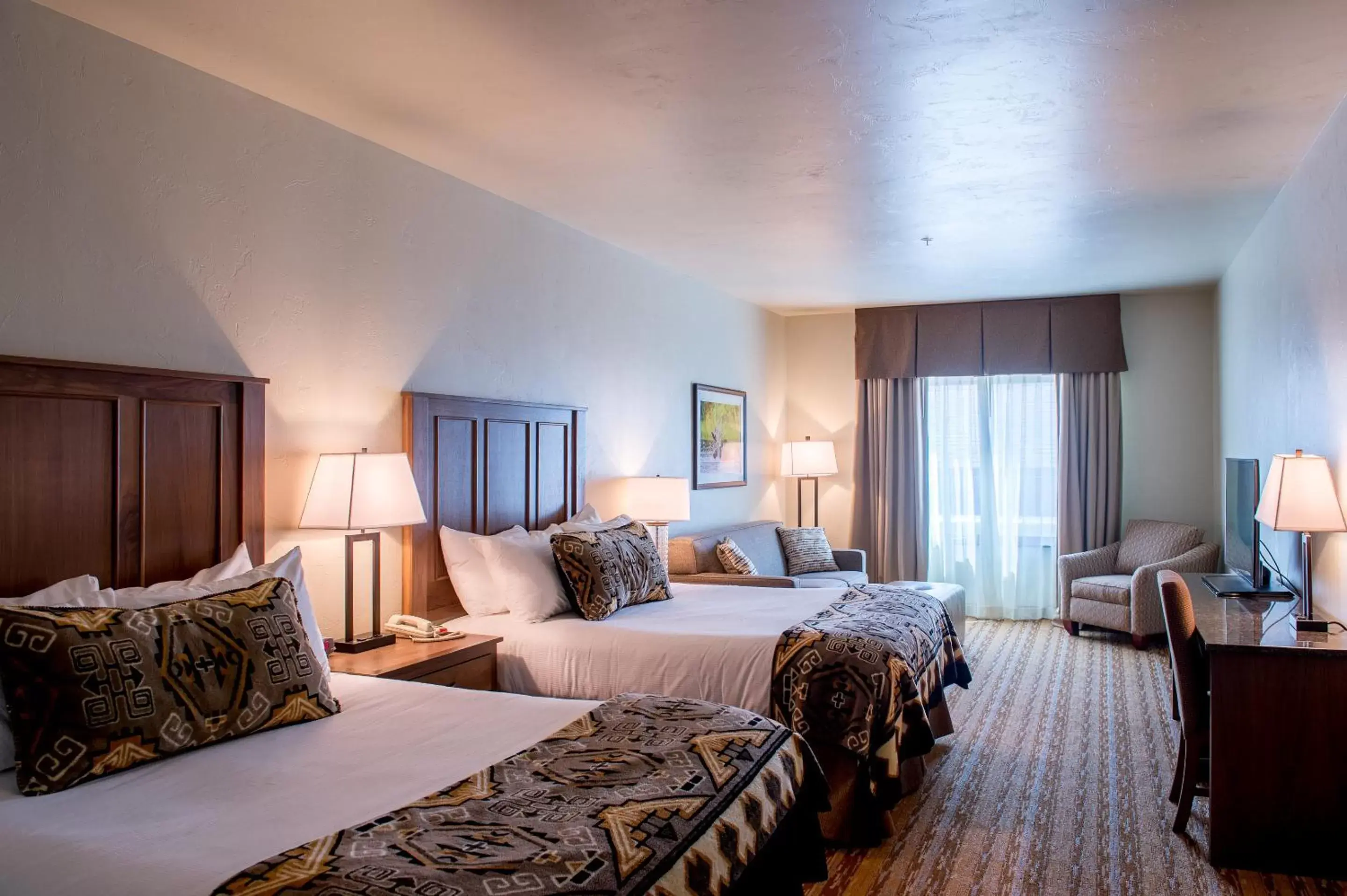 Seating area, Bed in Cedar Creek Lodge & Conference Center