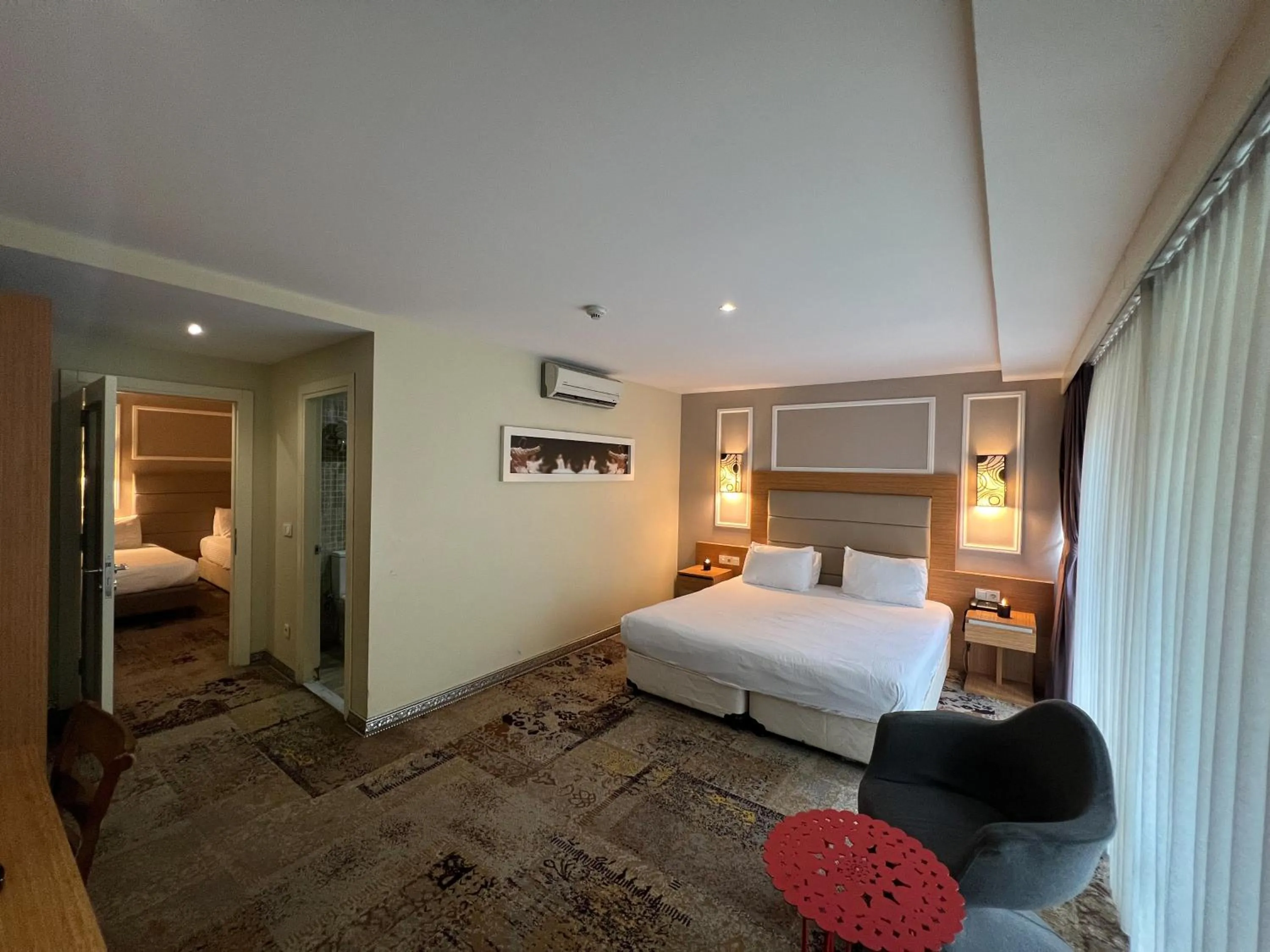 Photo of the whole room, Bed in All Seasons Hotel