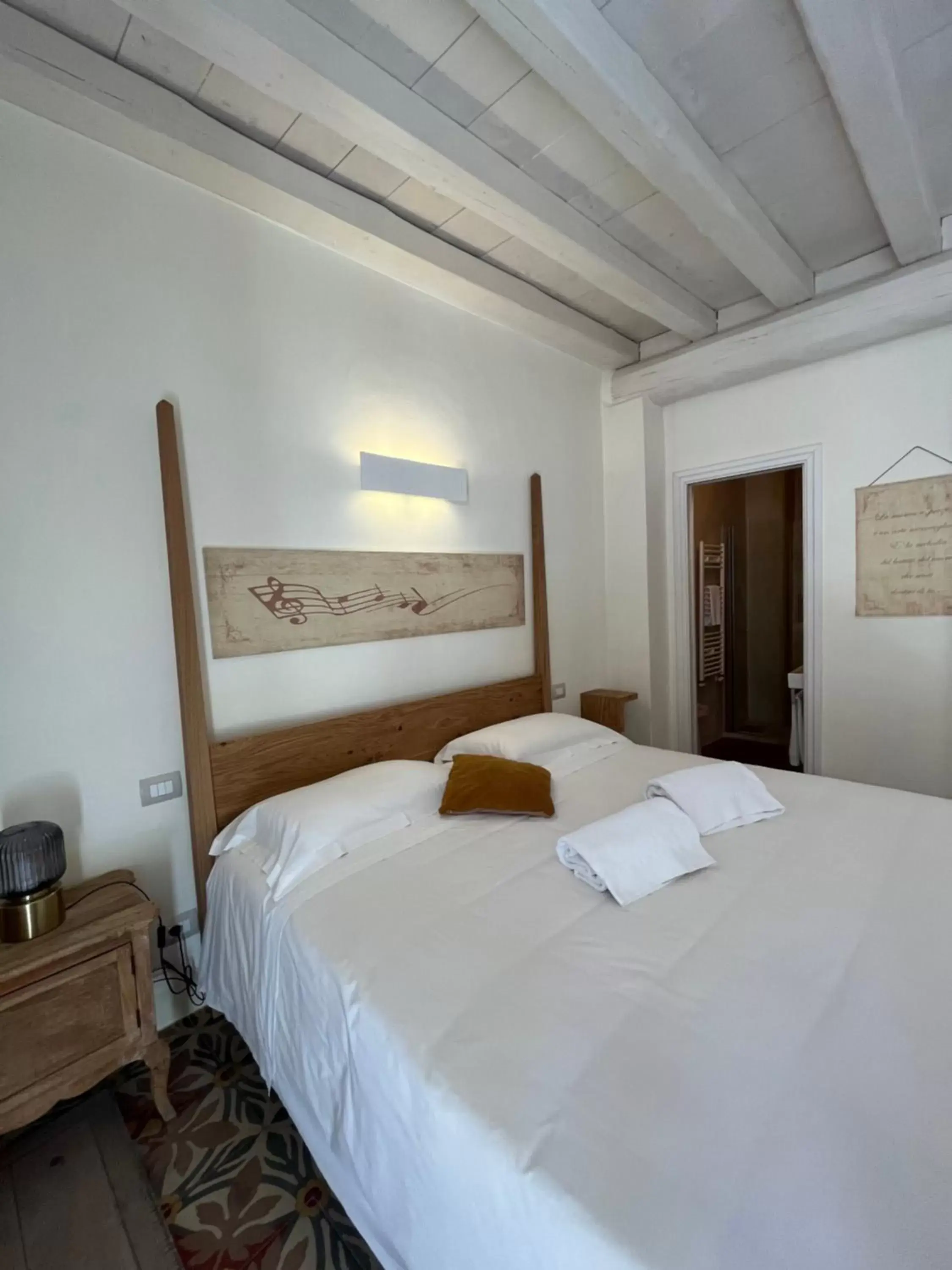 Bed in Antico Mondo Rooms & Suites