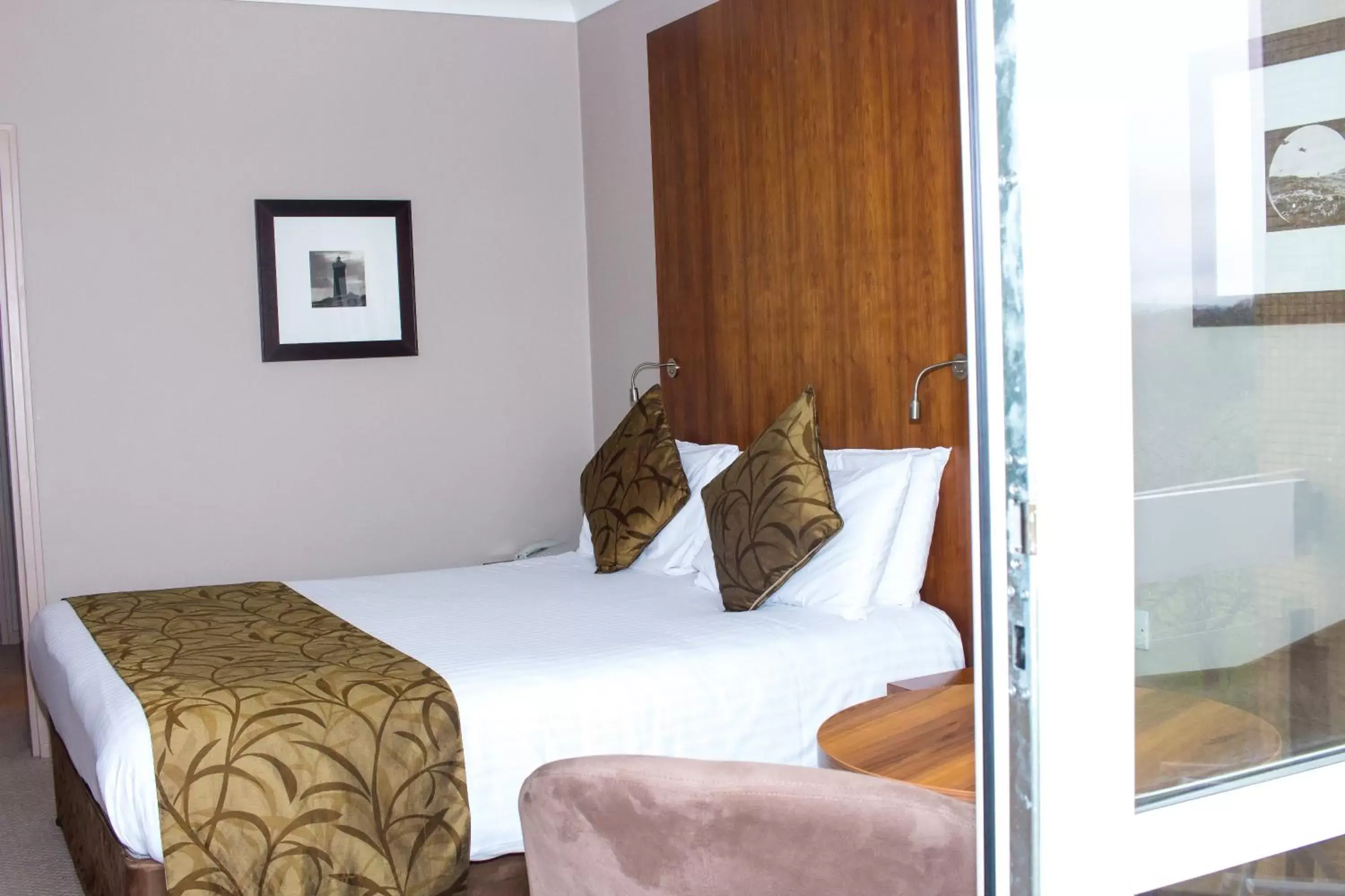 Photo of the whole room, Bed in Humber Royal Hotel Photo of the whole room, Bed in Humber Royal Hotel