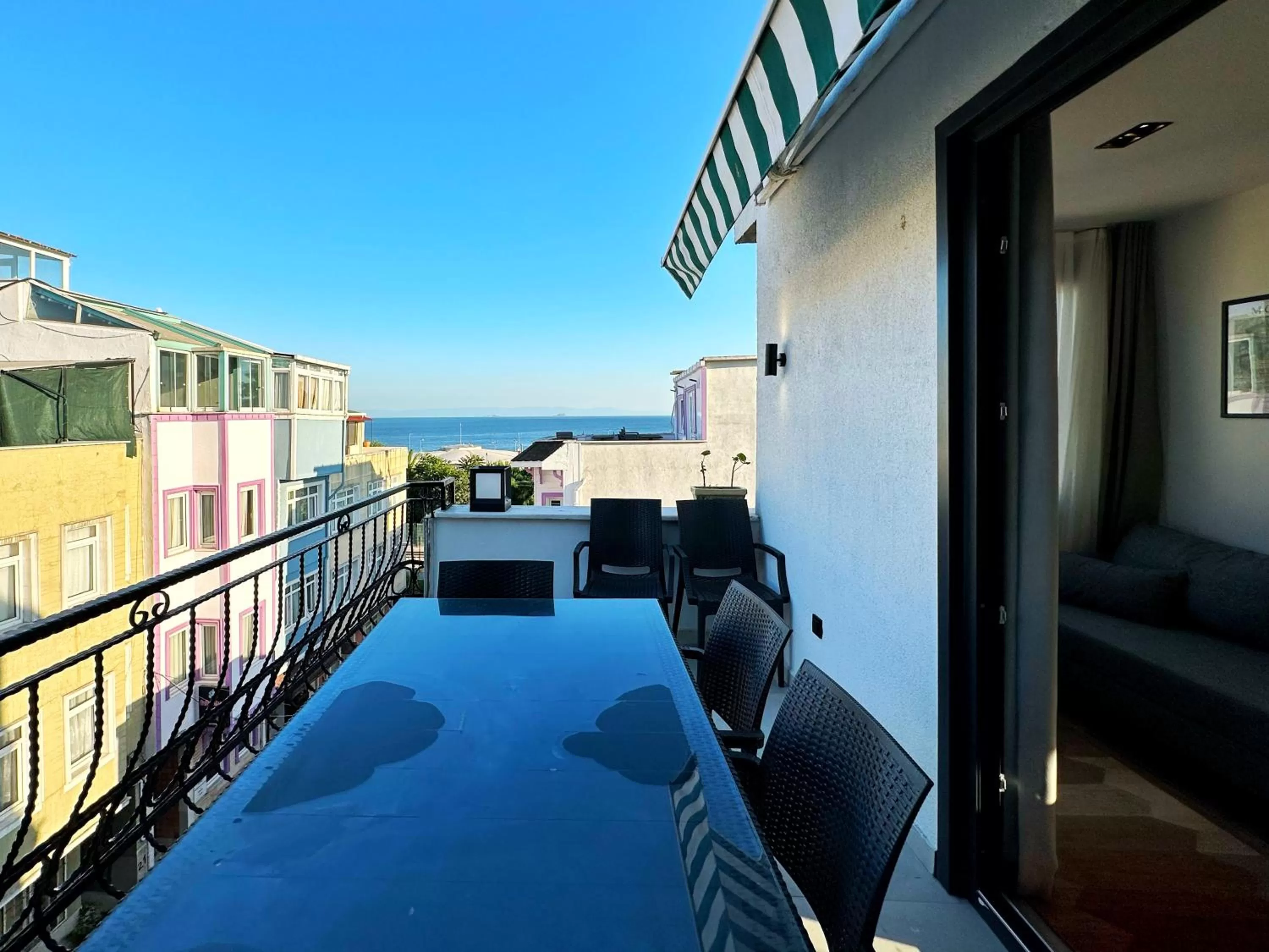 Patio in Sultan Pier Hotel