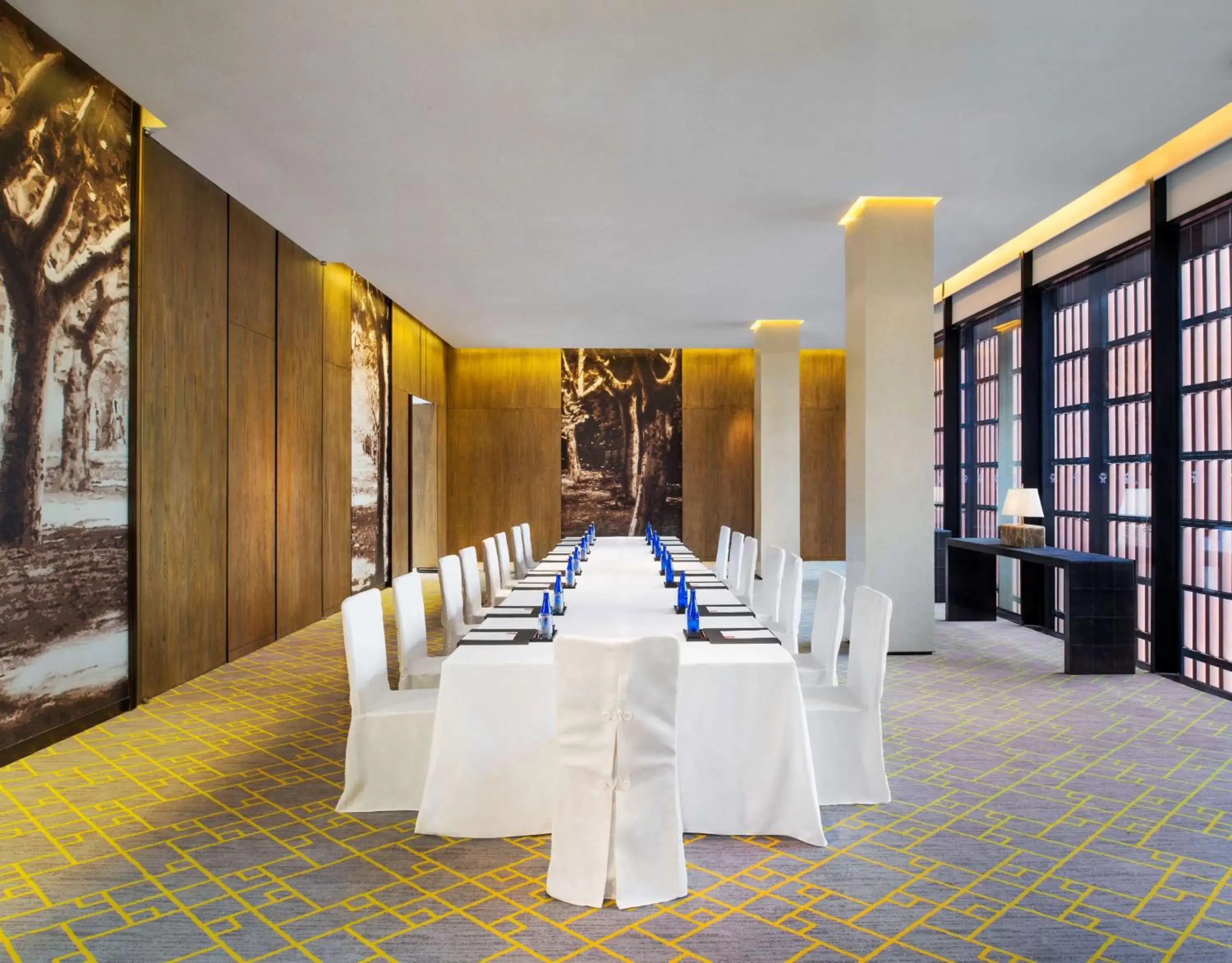 On site, Restaurant/Places to Eat in HUALUXE Shanghai Twelve At Hengshan, an IHG Hotel