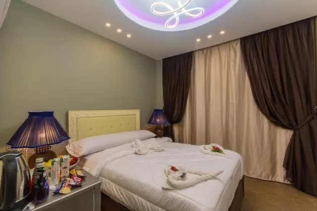 Food and drinks, Bed in PANORAMA view pyramids