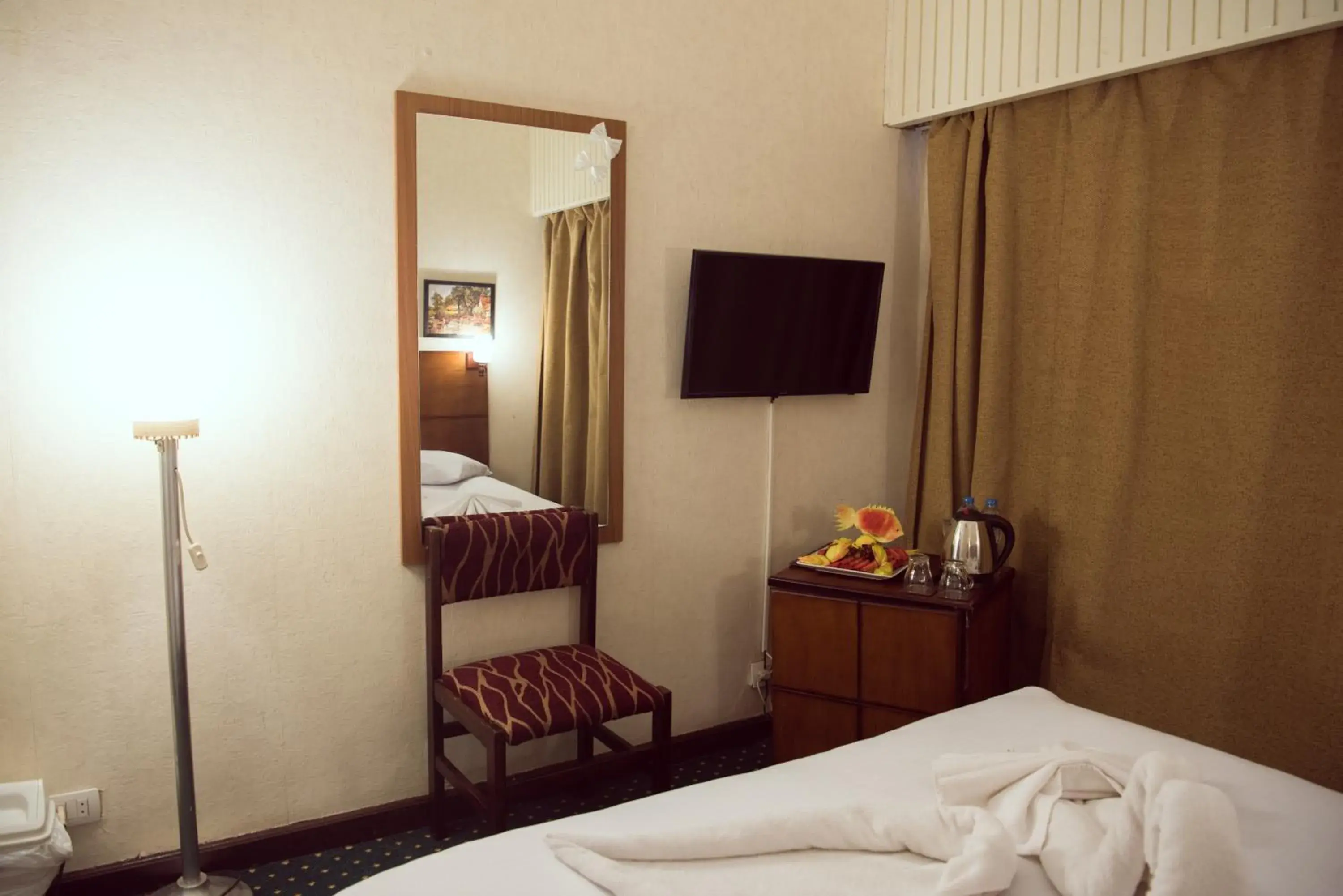 Bed, TV/Entertainment Center in Salma Hotel Cairo