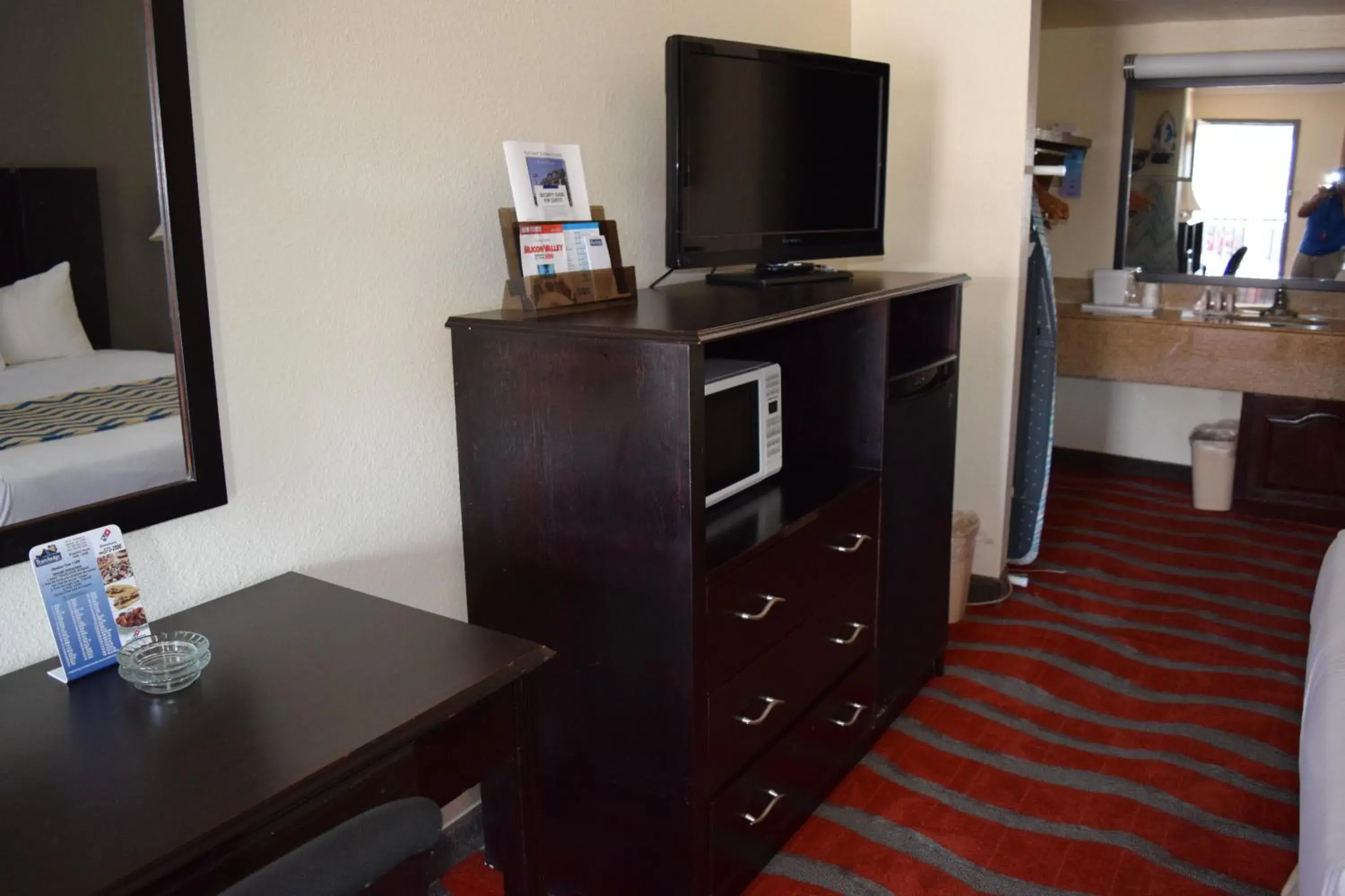 TV and multimedia, Seating Area in Travelodge Inn & Suites by Wyndham Norman