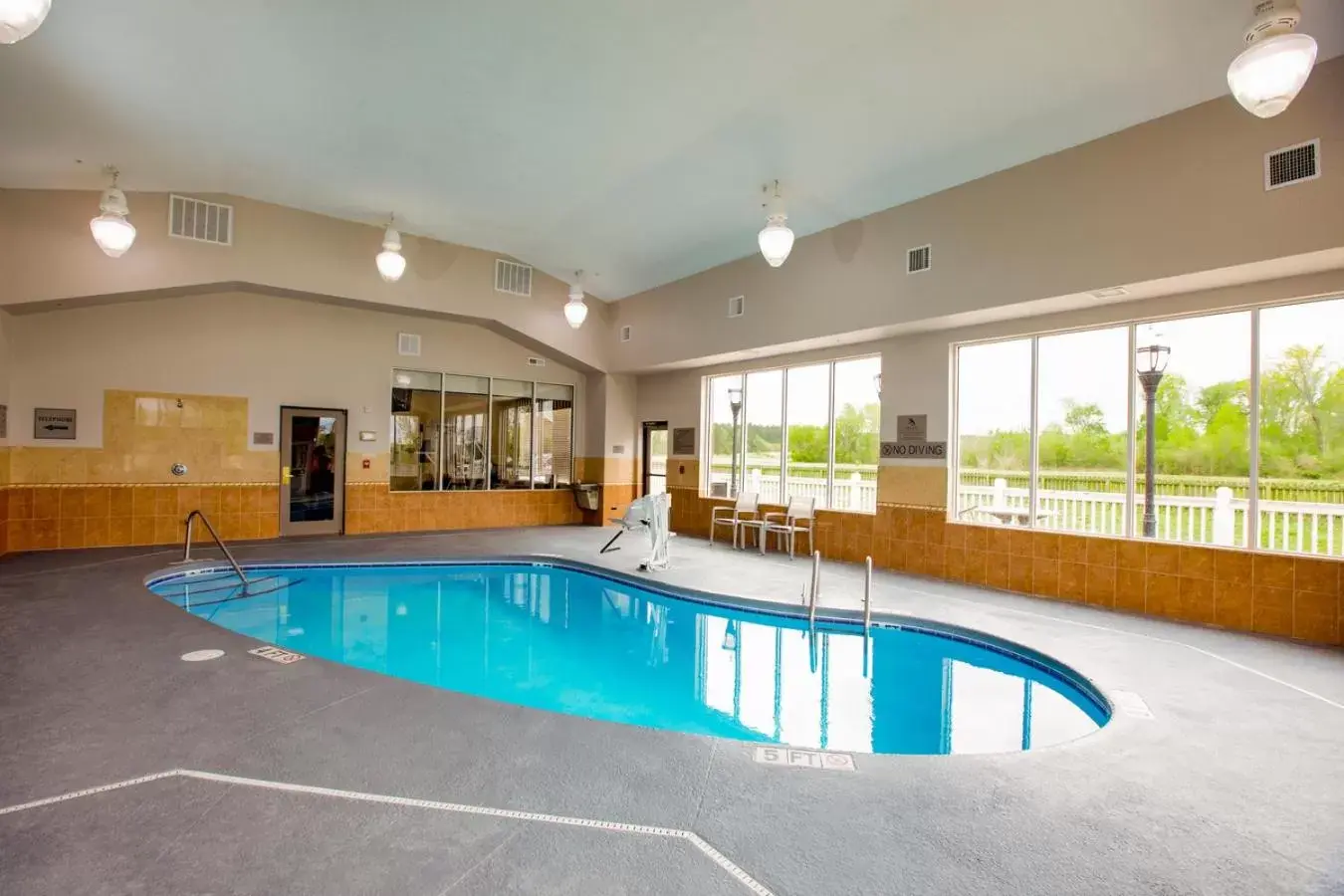 Swimming Pool in Country Inn & Suites by Radisson, Wilson, NC