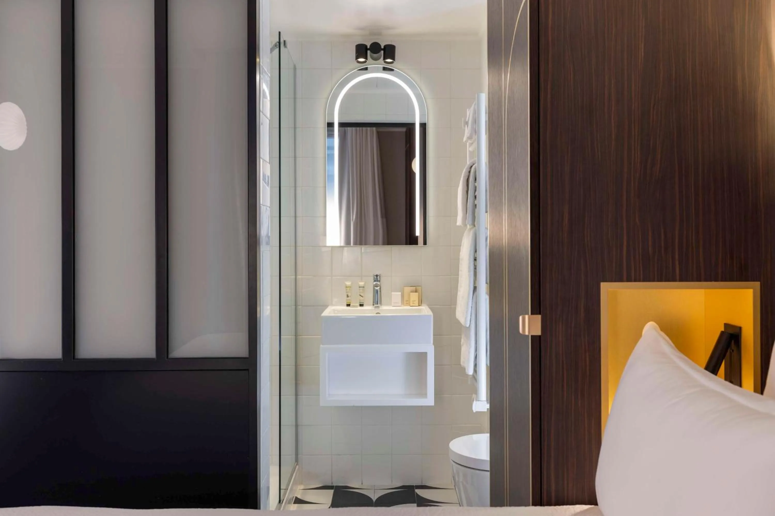 Bathroom, Bed in Best Western Bretagne Montparnasse