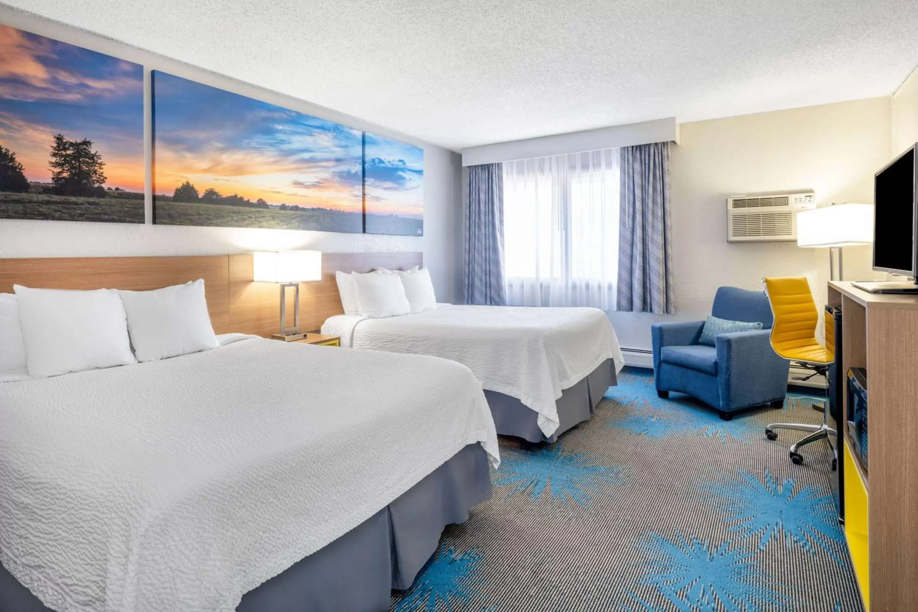 Photo of the whole room, Bed in Days Inn by Wyndham Sioux Falls Airport