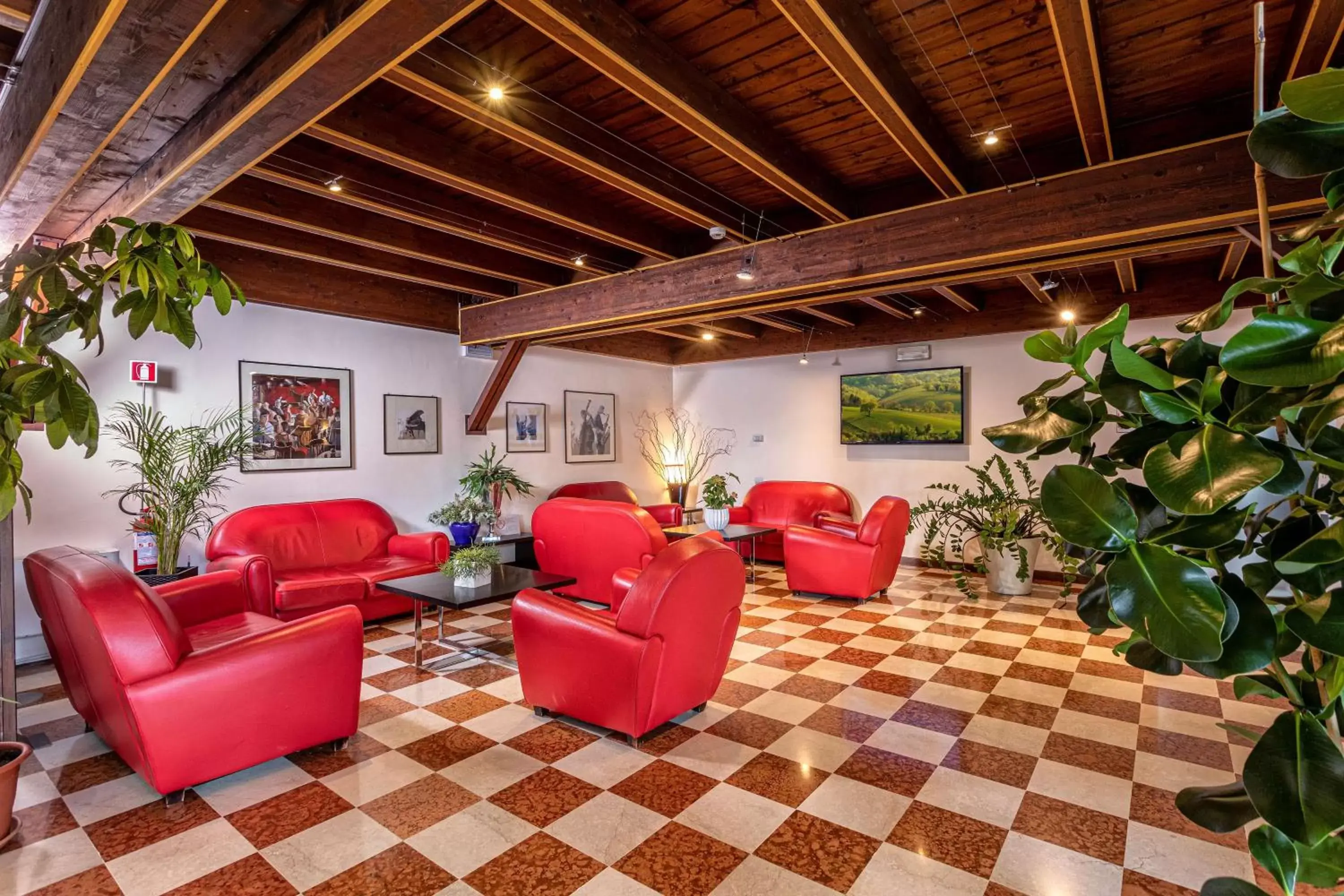 Lounge or bar, Lobby/Reception in BEST WESTERN Titian Inn Hotel Treviso