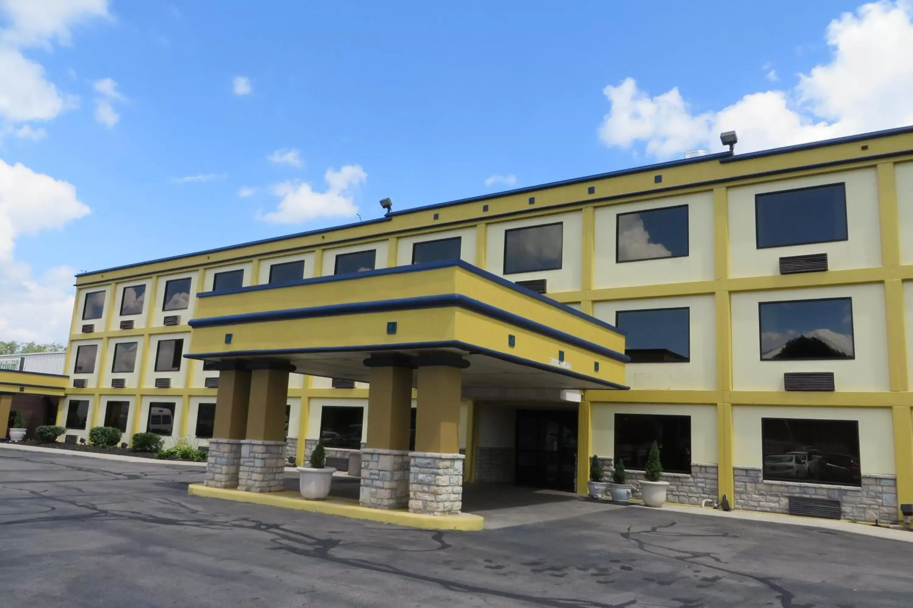 Facade/entrance, Property Building in Days Inn by Wyndham Columbus Airport