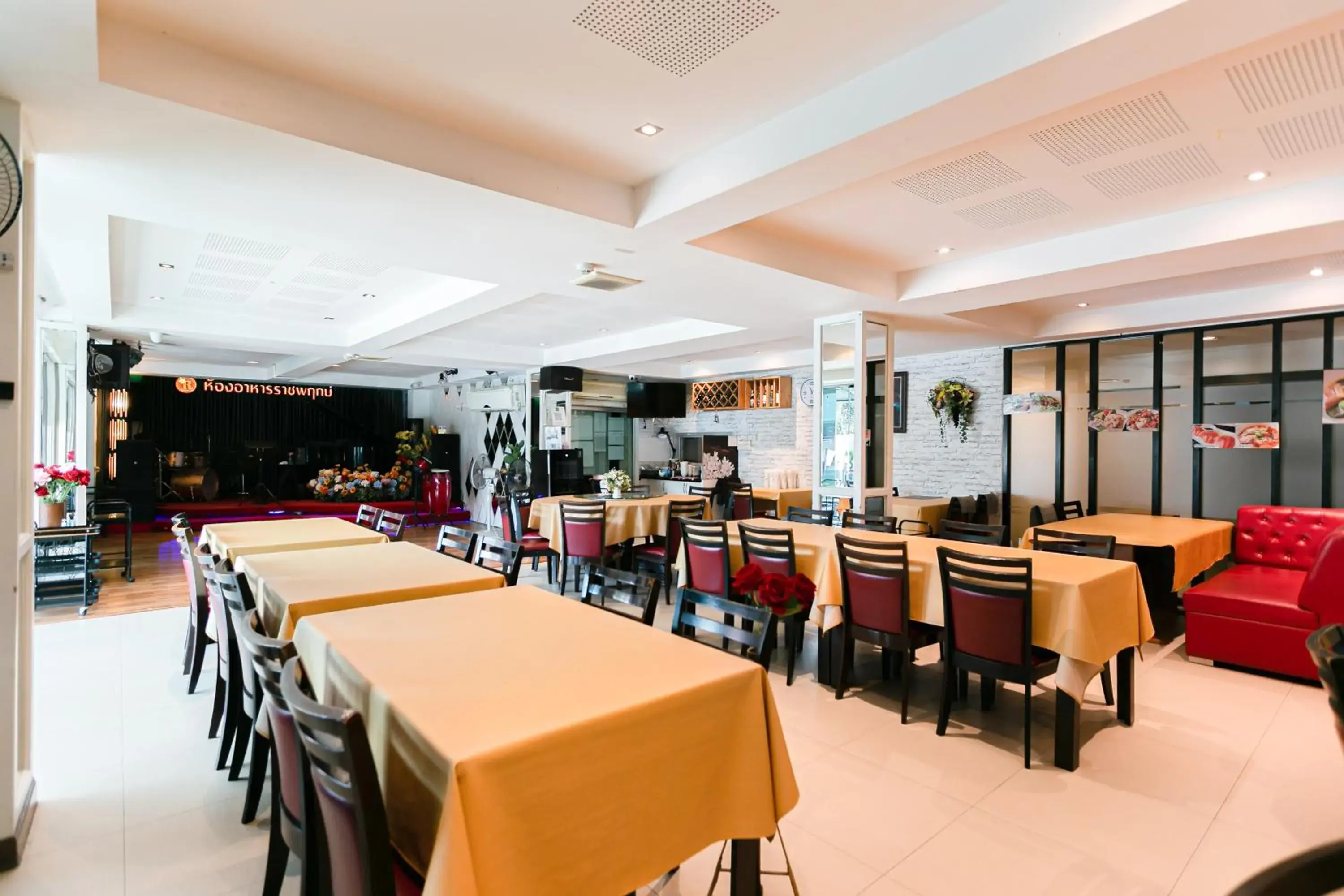 Restaurant/Places to Eat in Grand Ratchapruek Hotel