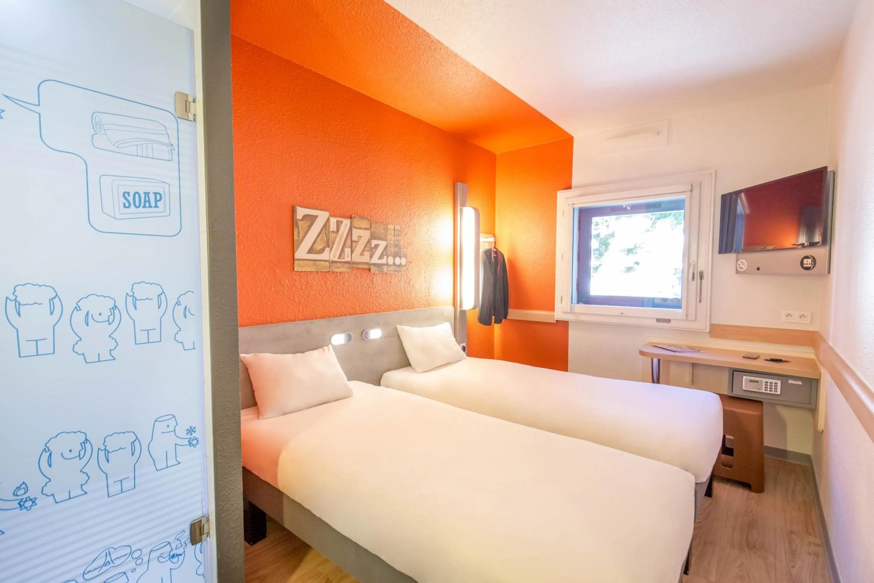 Bedroom, Bed in Ibis Budget Marseille Timone