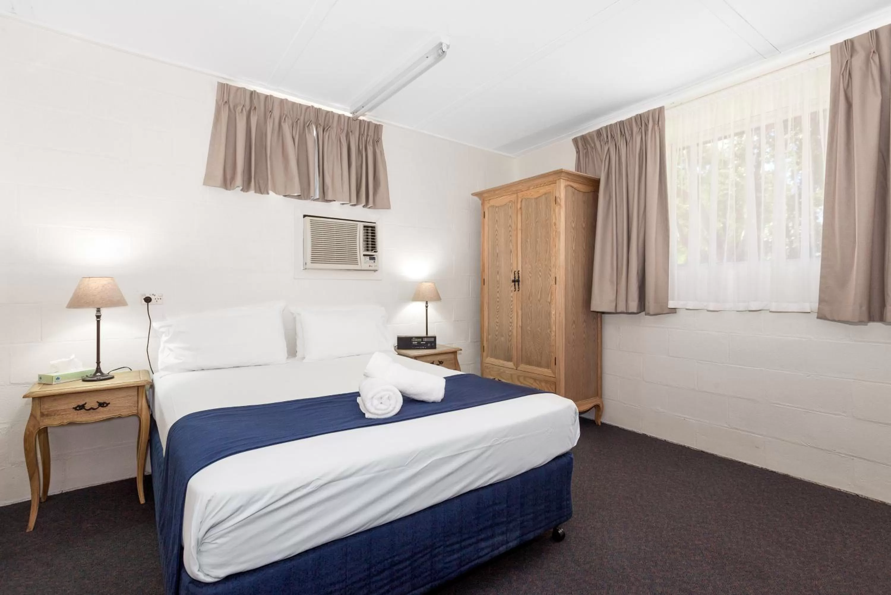Photo of the whole room, Bed in Gulgong Motel