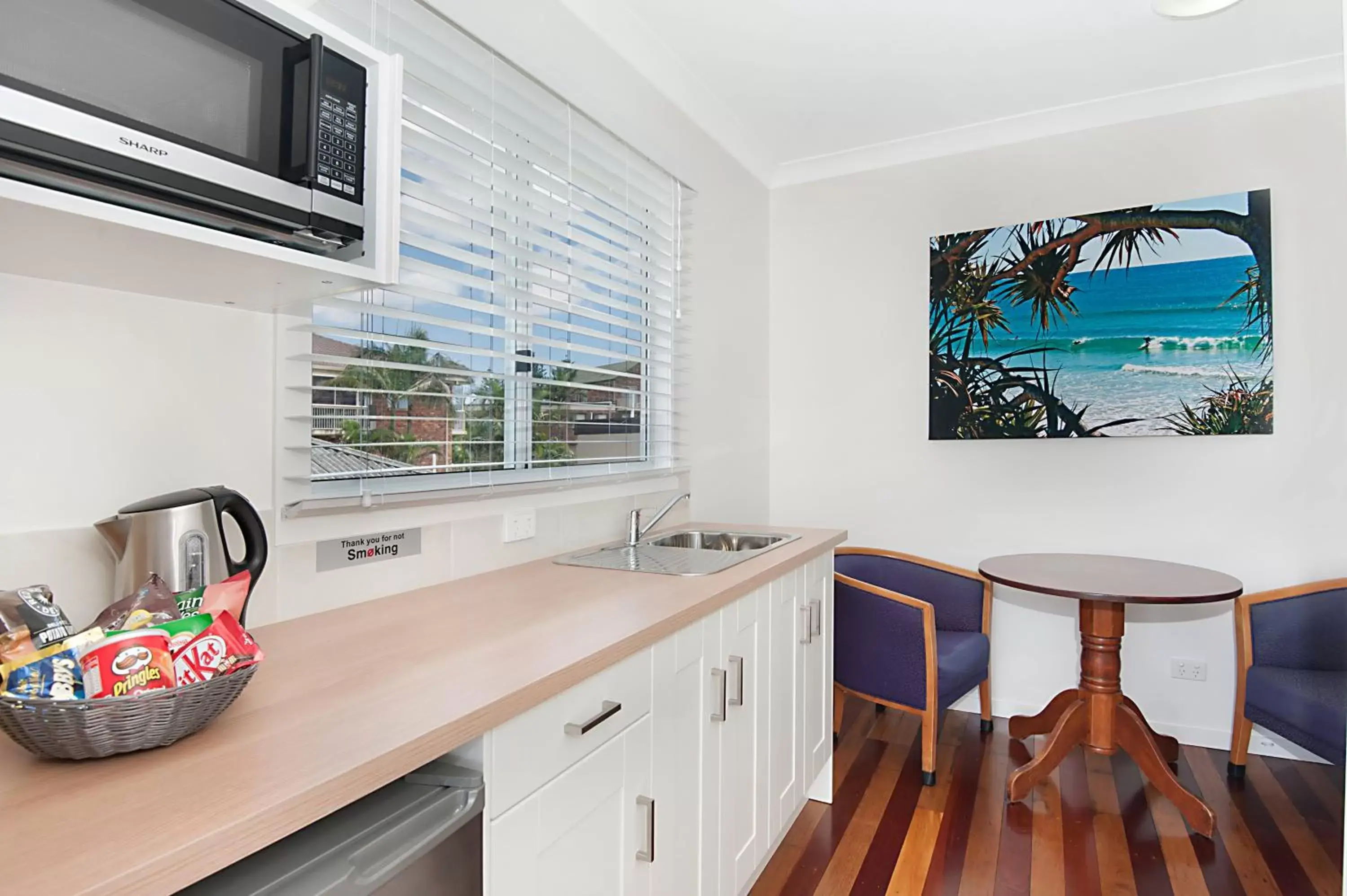 Kitchen or kitchenette, Kitchen/Kitchenette in La Costa Beachside Motel