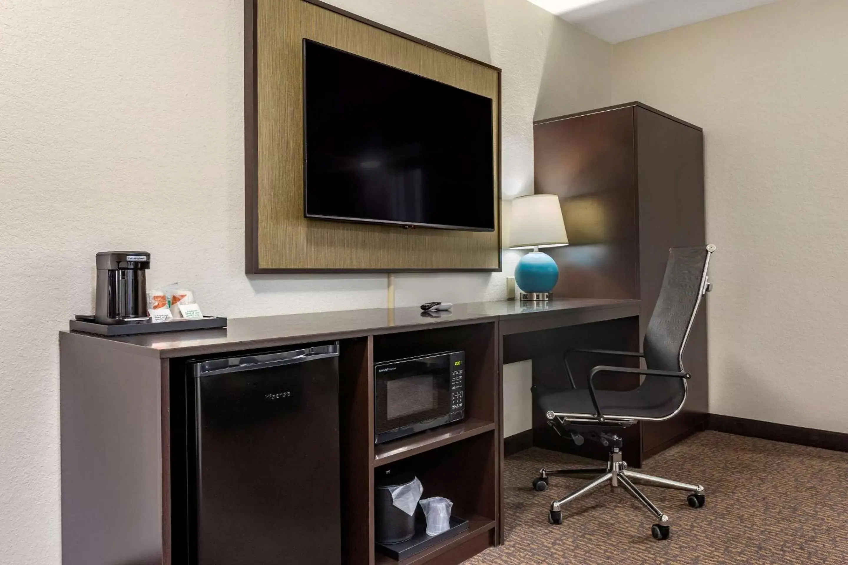 Photo of the whole room, TV/Entertainment Center in Sleep Inn St. Robert-Fort Leonard Wood