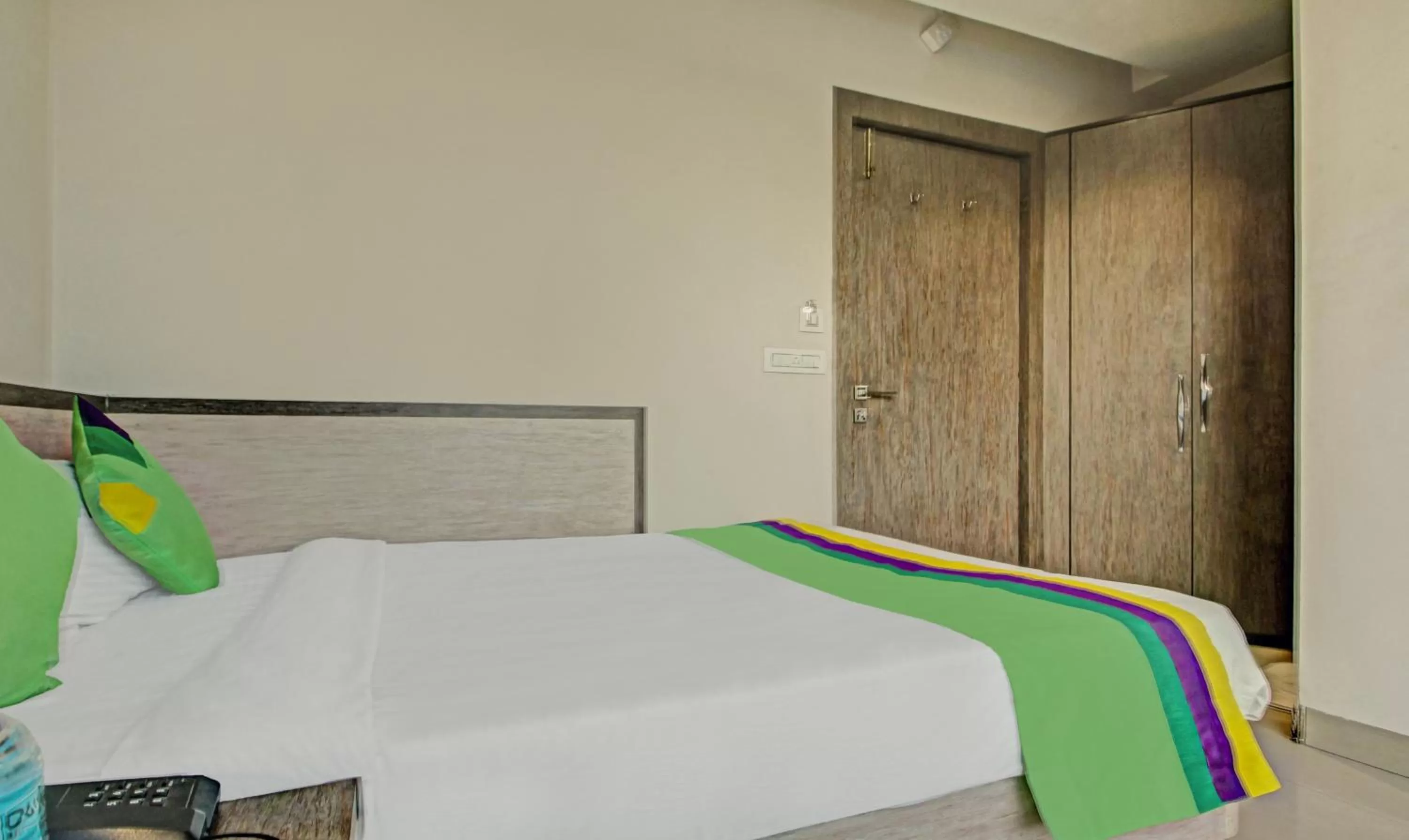 Bed in Treebo Glassotel Near Ruby Hospital