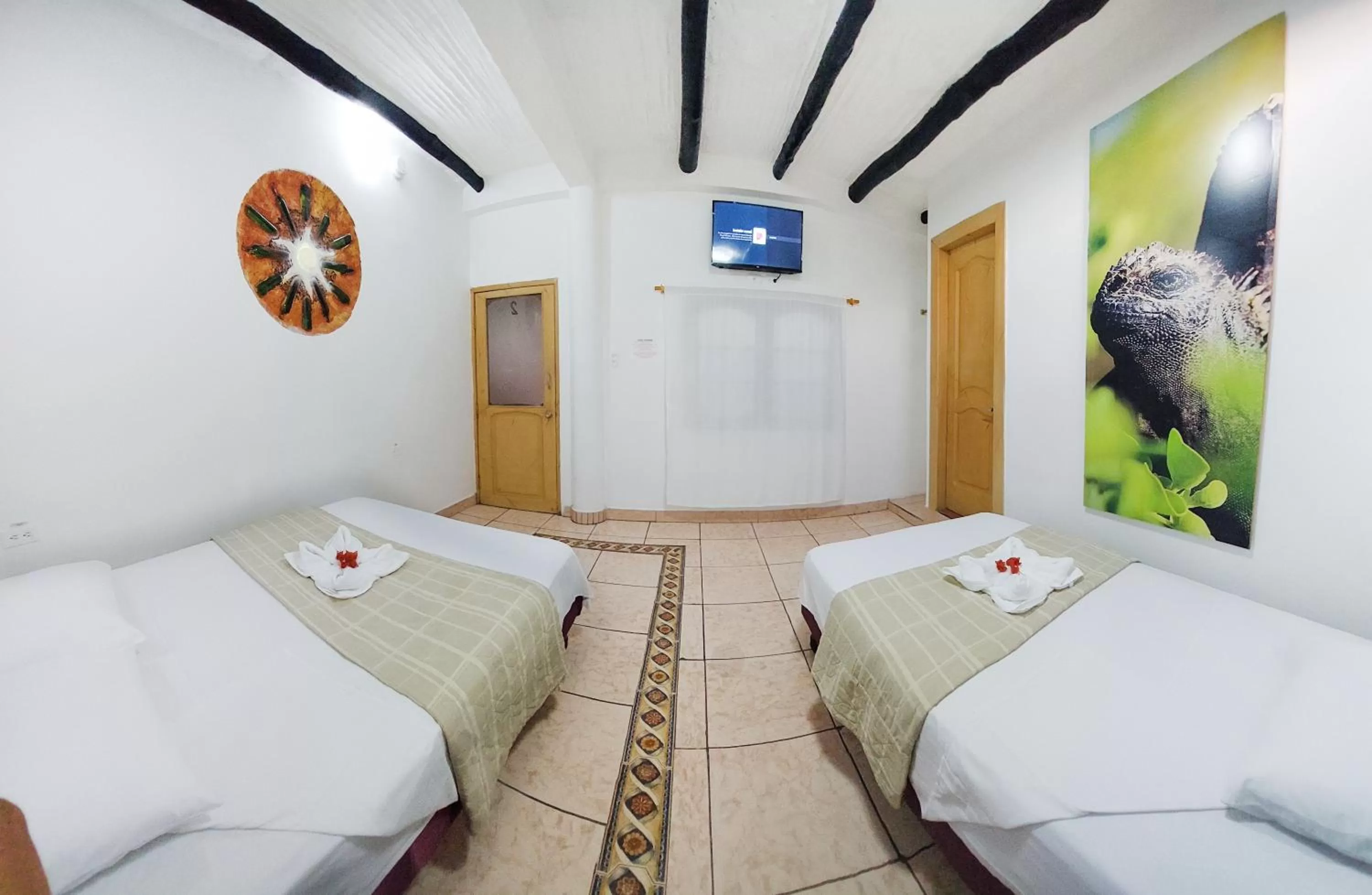 Photo of the whole room, Bed in Hotel Crossman