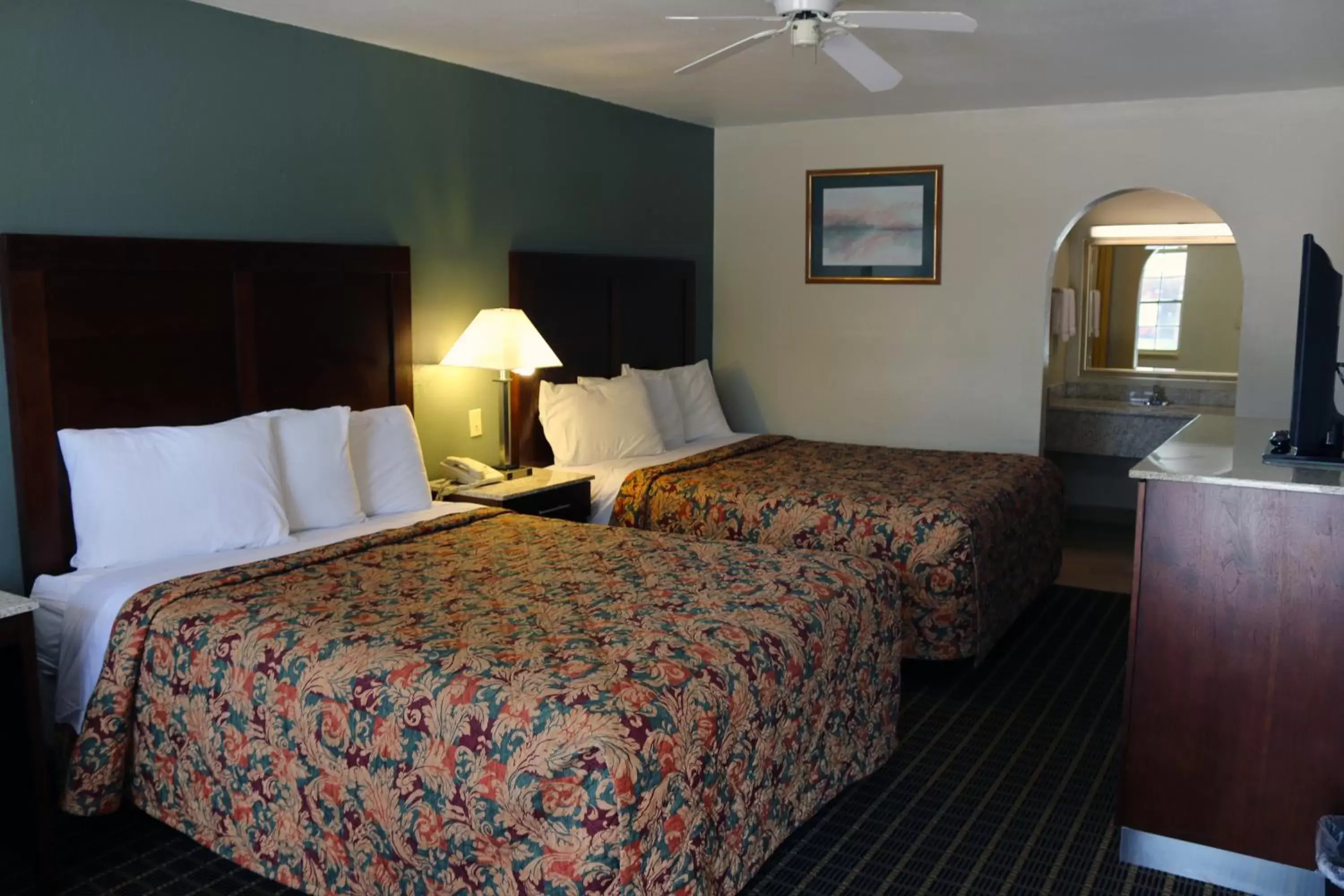 Bed, Room Photo in Great Western Inn & Suites