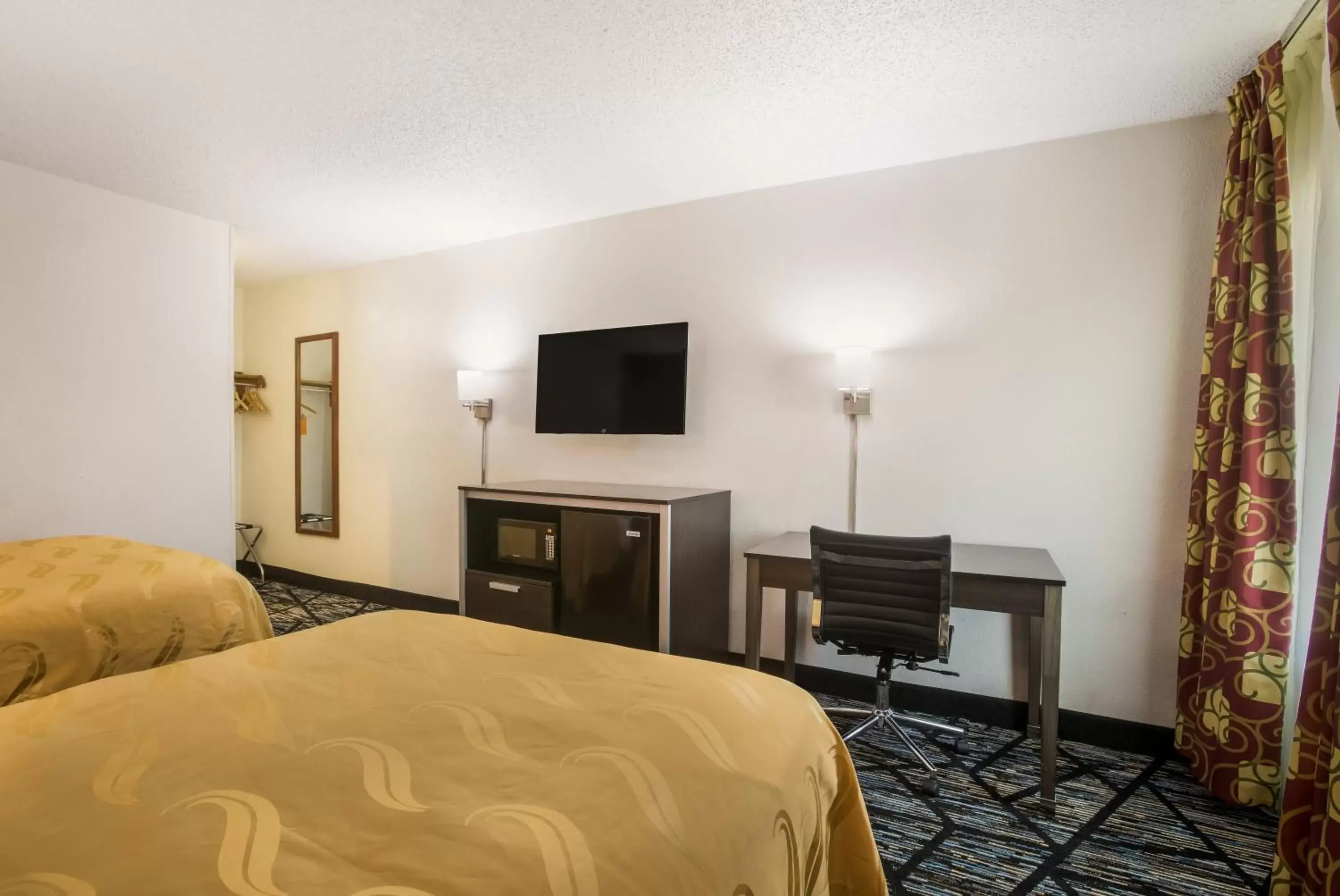 TV and multimedia, TV/Entertainment Center in Quality Inn Northlake