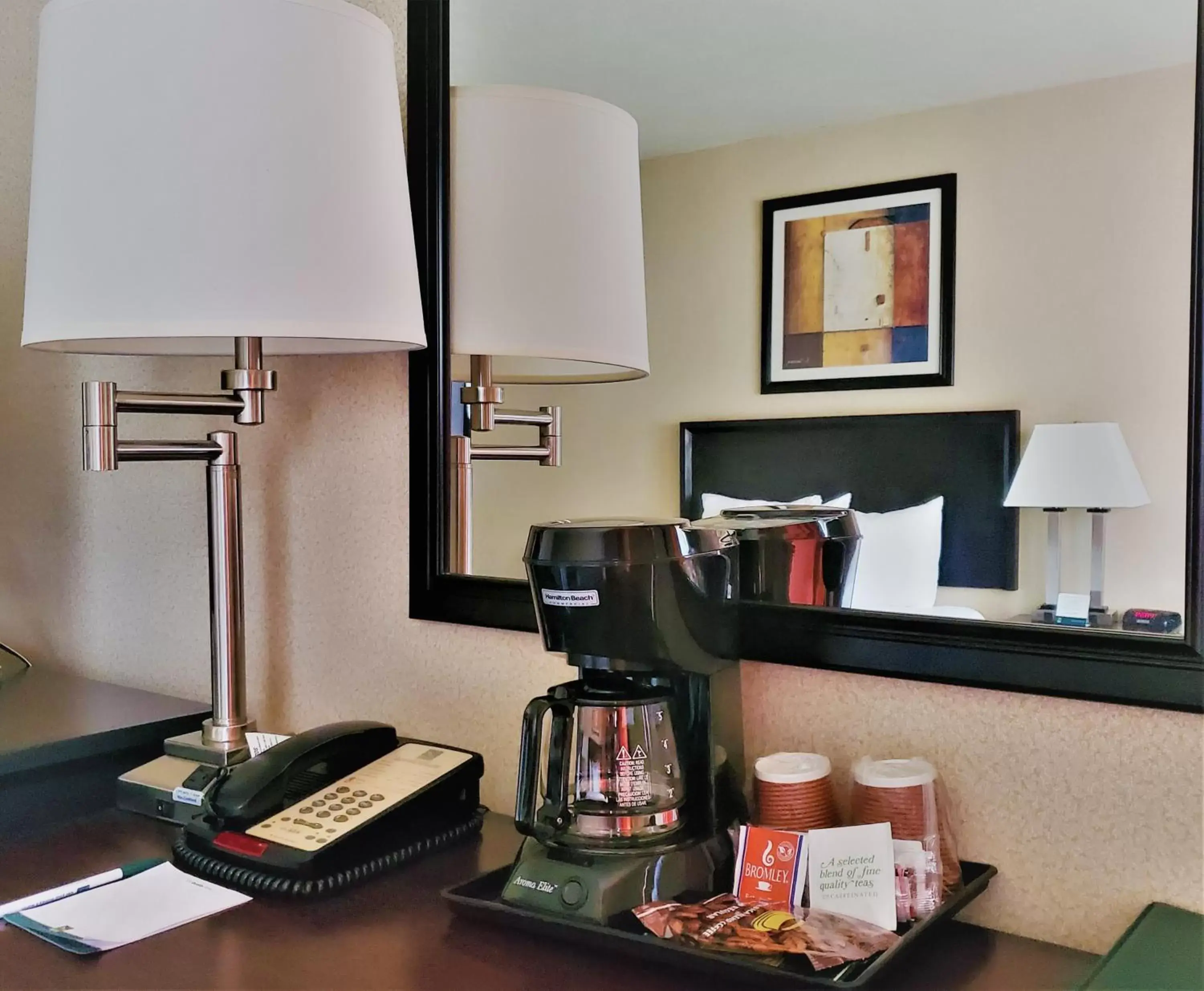 Coffee/tea facilities in Quality Inn & Suites Anaheim at the Park