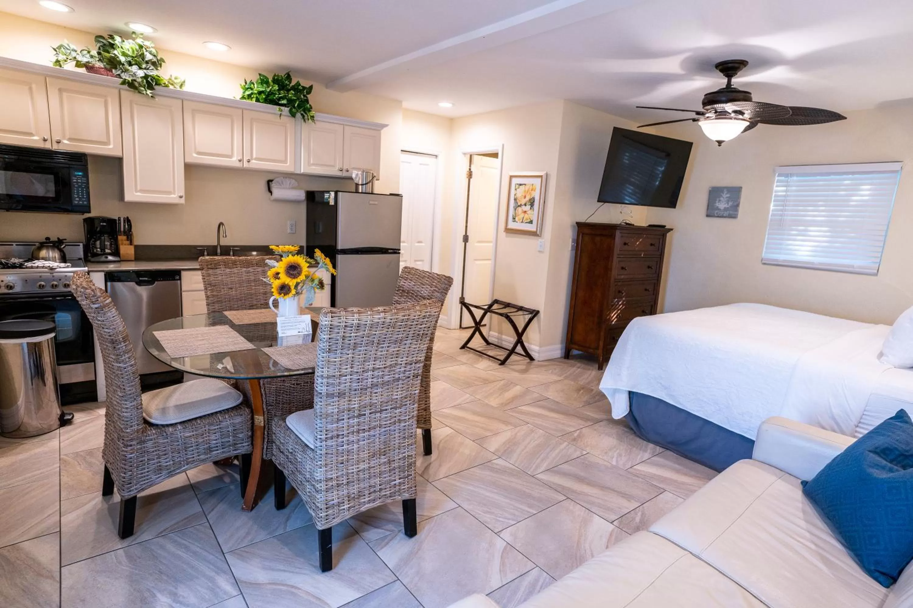 Bed in The Capri at Siesta