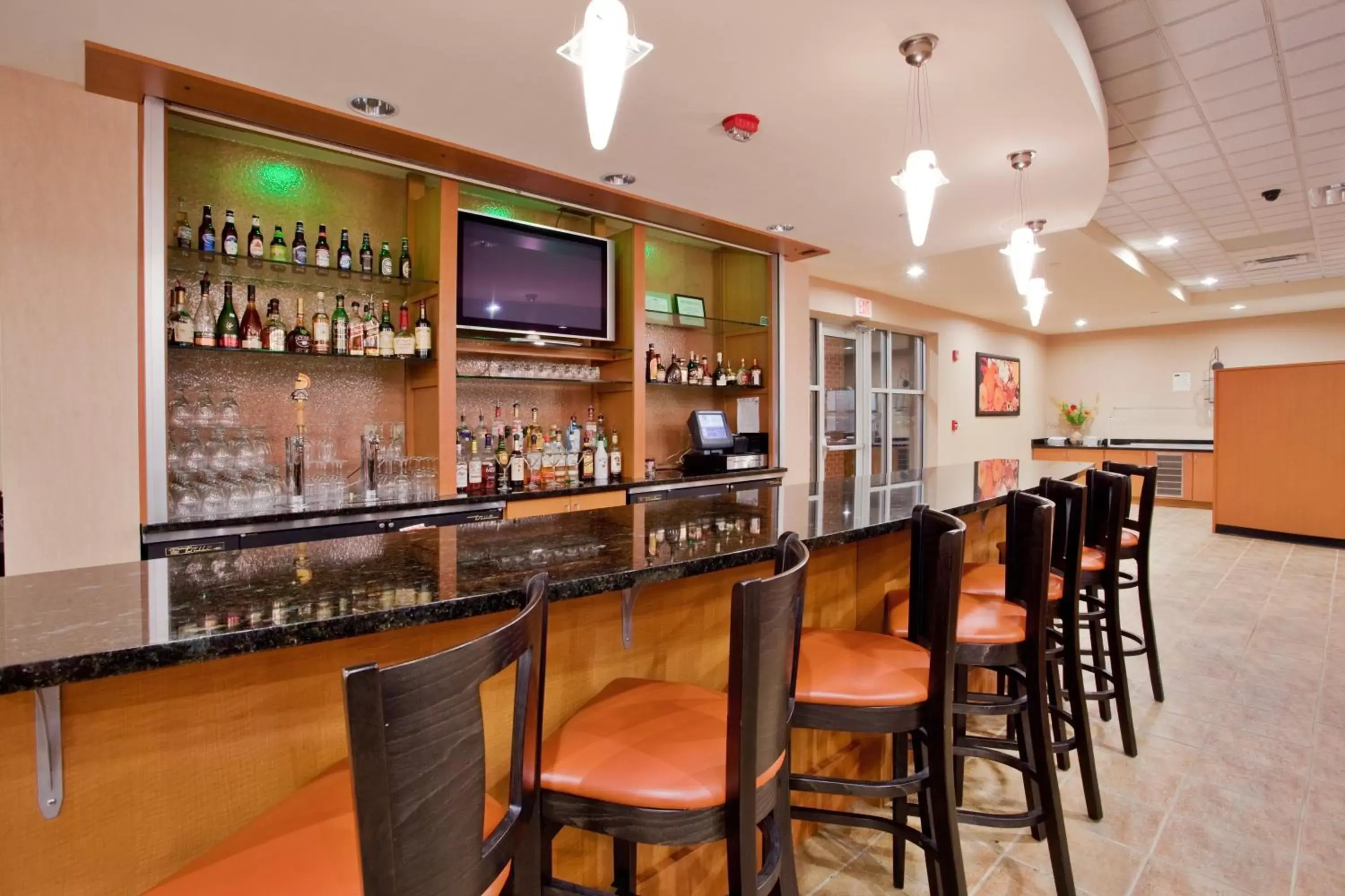 Lounge or bar, Lounge/Bar in Holiday Inn Hotel & Suites Gateway, an IHG Hotel