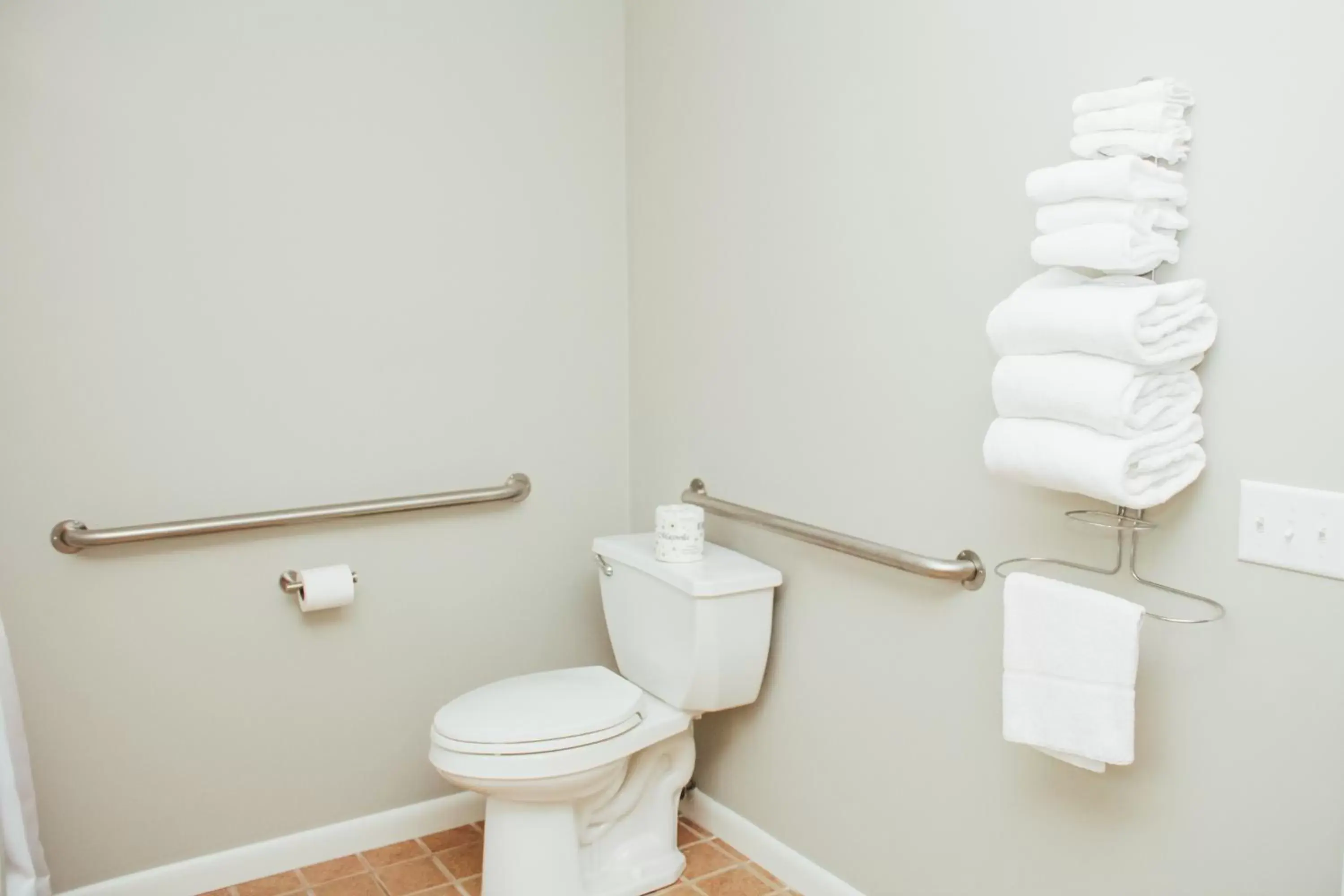 Bathroom in Country Squire Inn and Suites