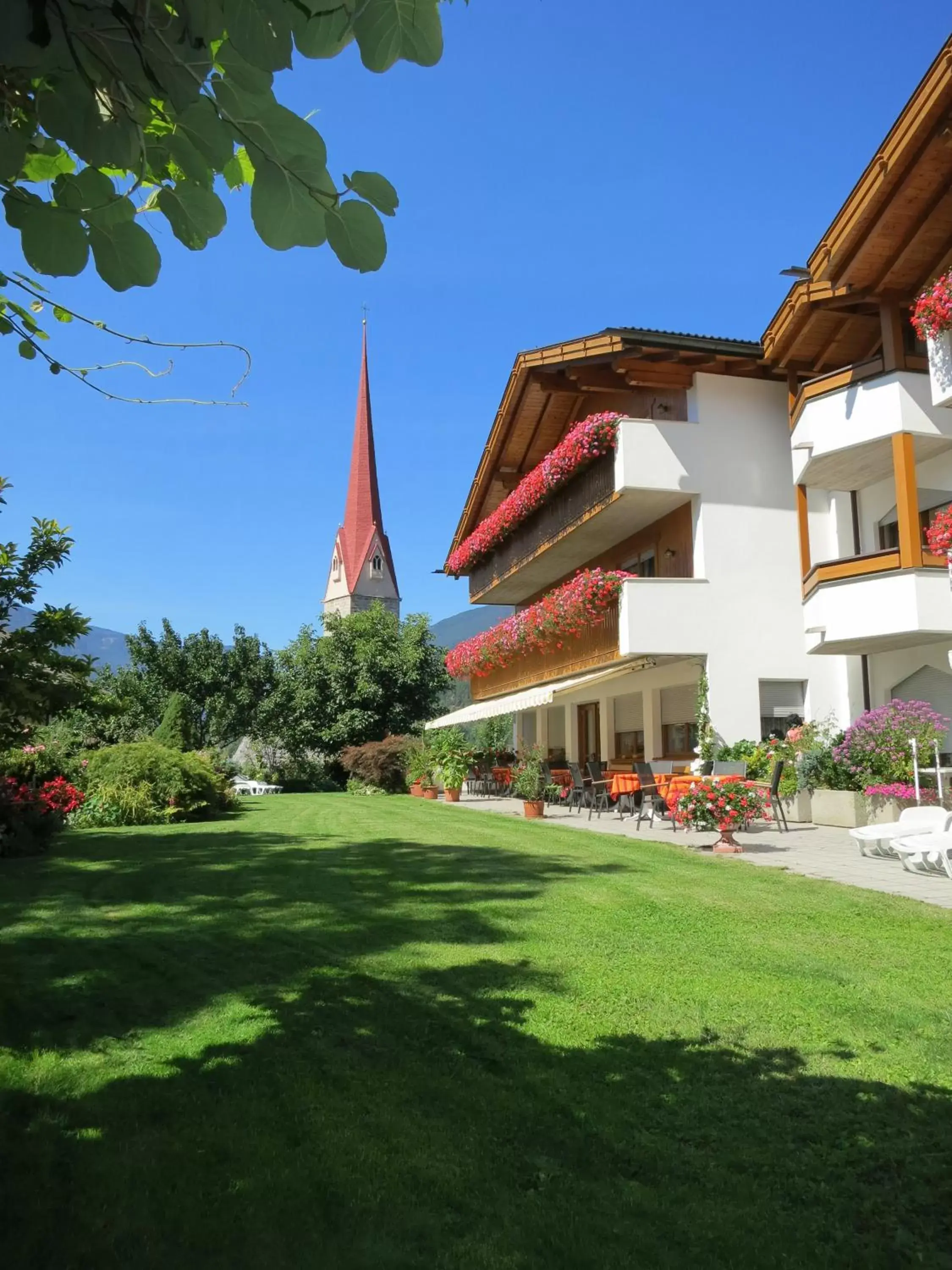 Facade/entrance, Property Building in Hotel Waldheim