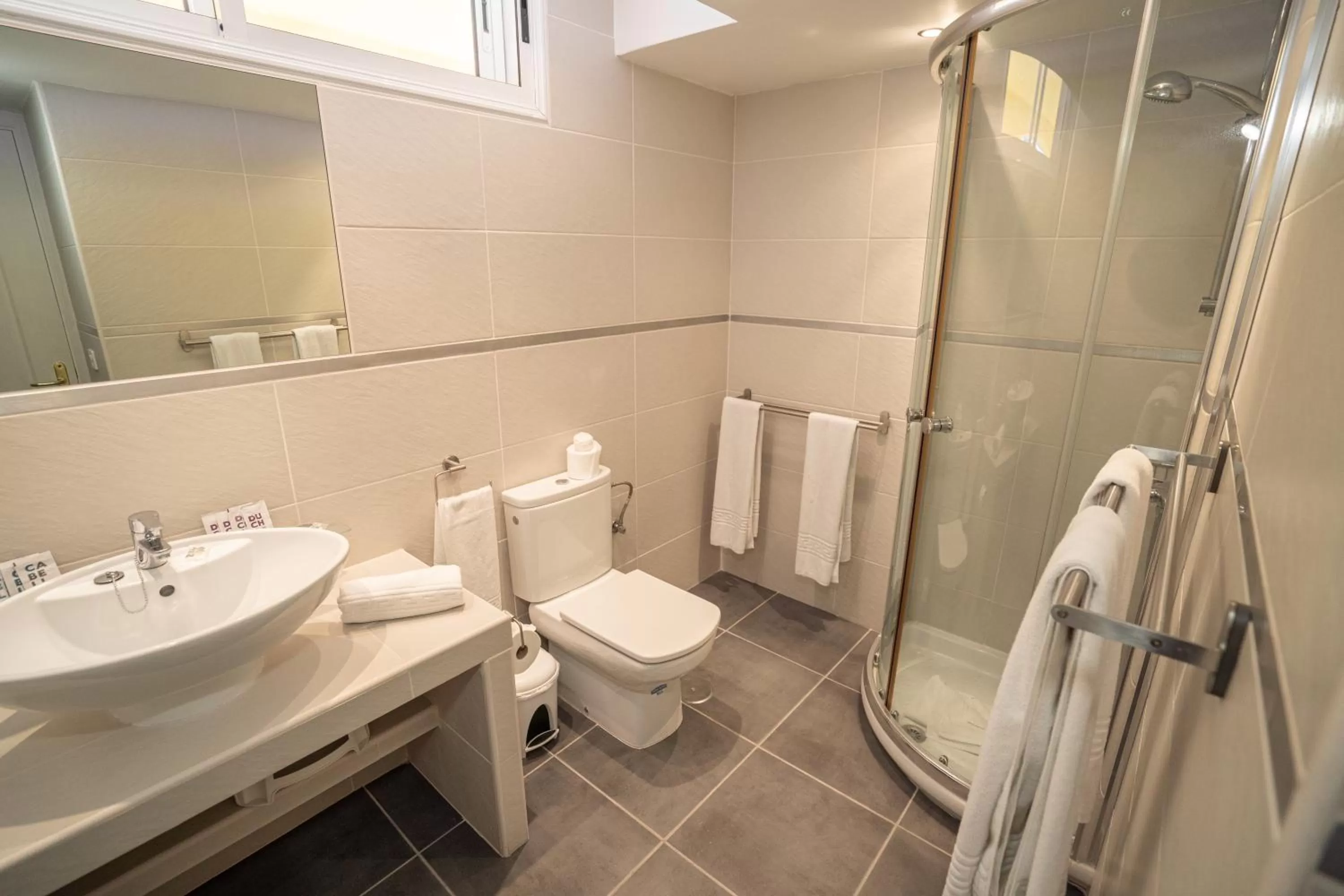 Shower in El Marques Palace by Intercorp Group