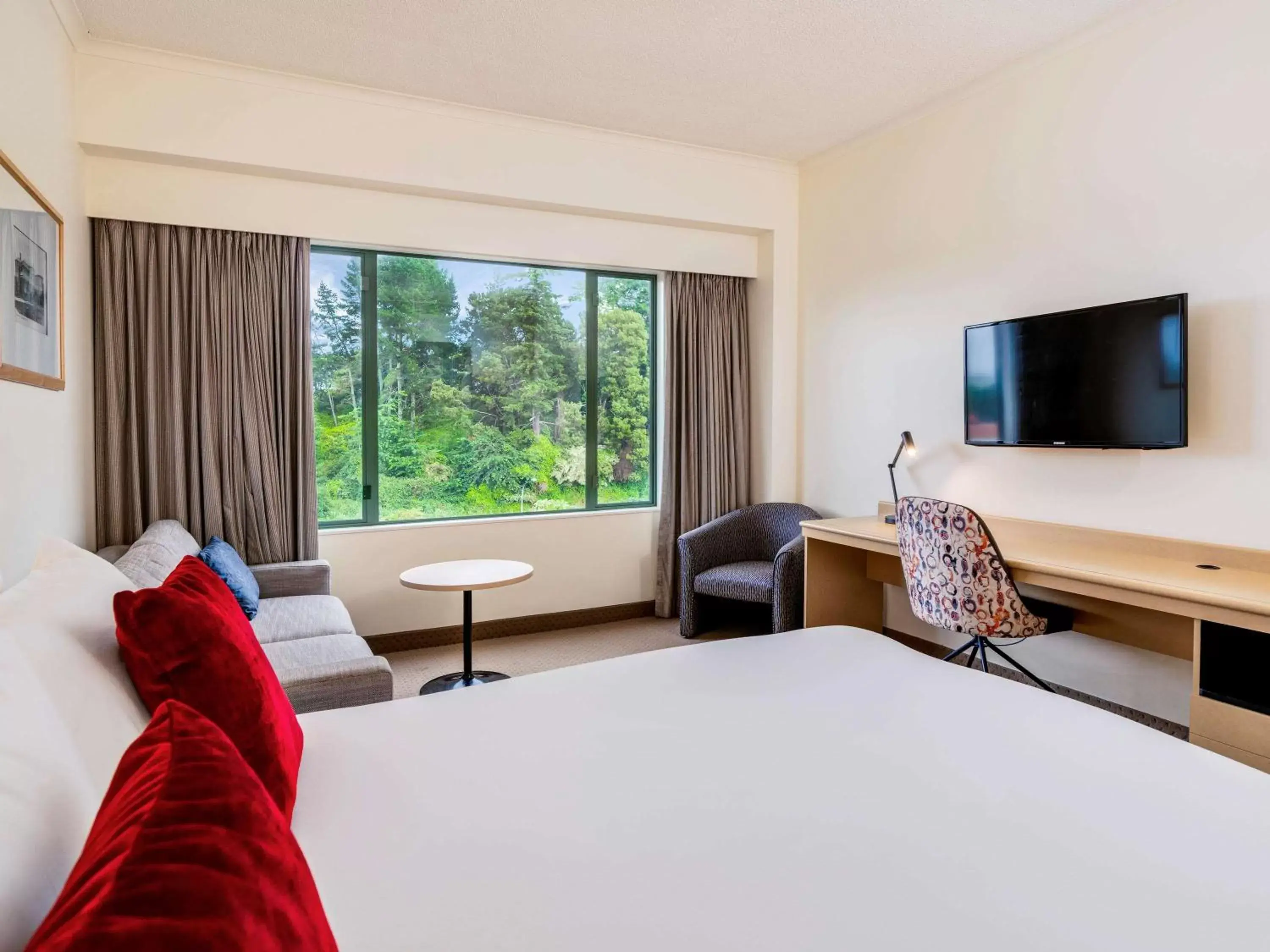 Photo of the whole room, Bed in Novotel Rotorua Lakeside