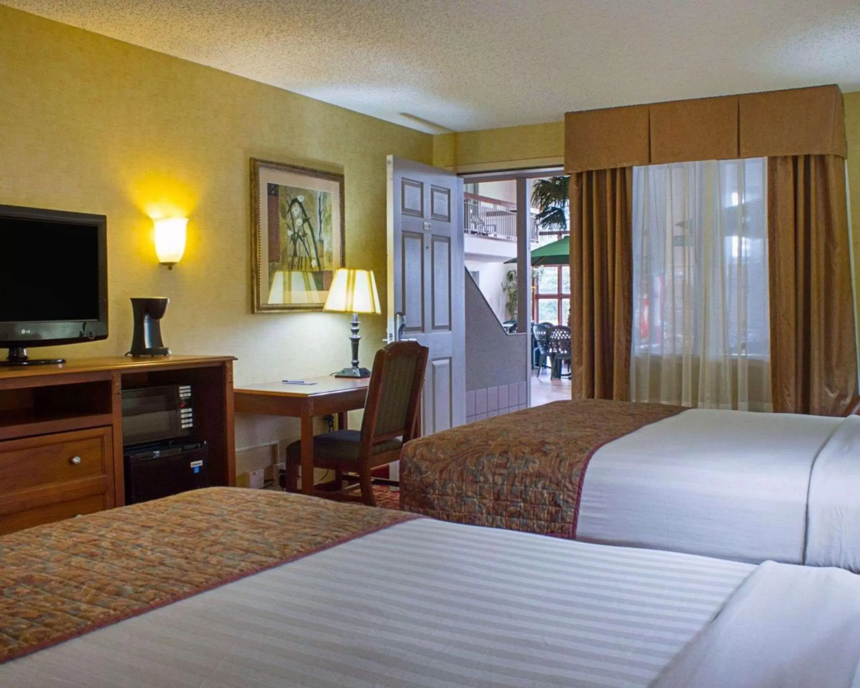 Photo of the whole room, Bed in Rodeway Inn Columbia Mall Loop