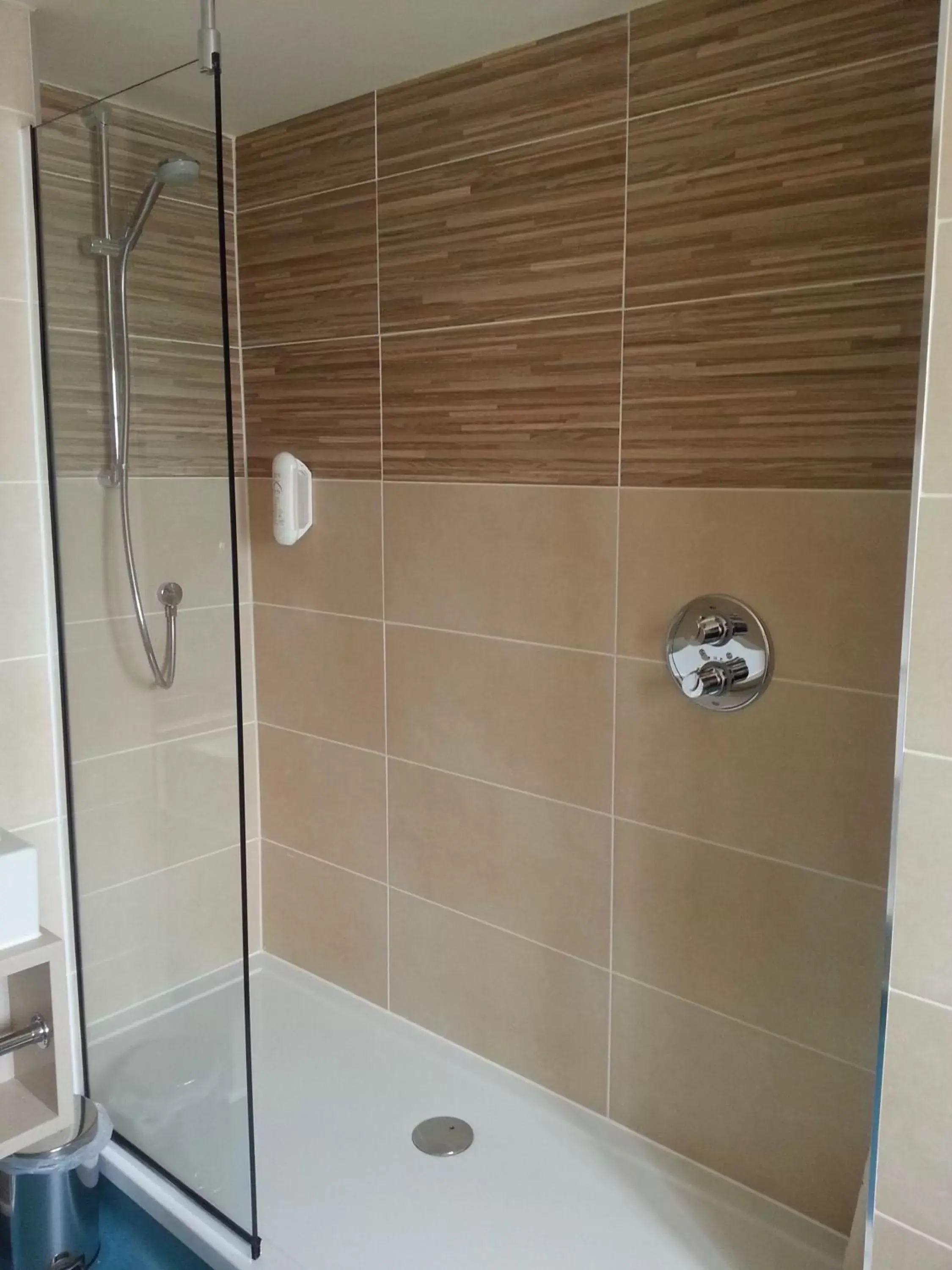 Shower, Bathroom in The Queen's Head Wetherspoon