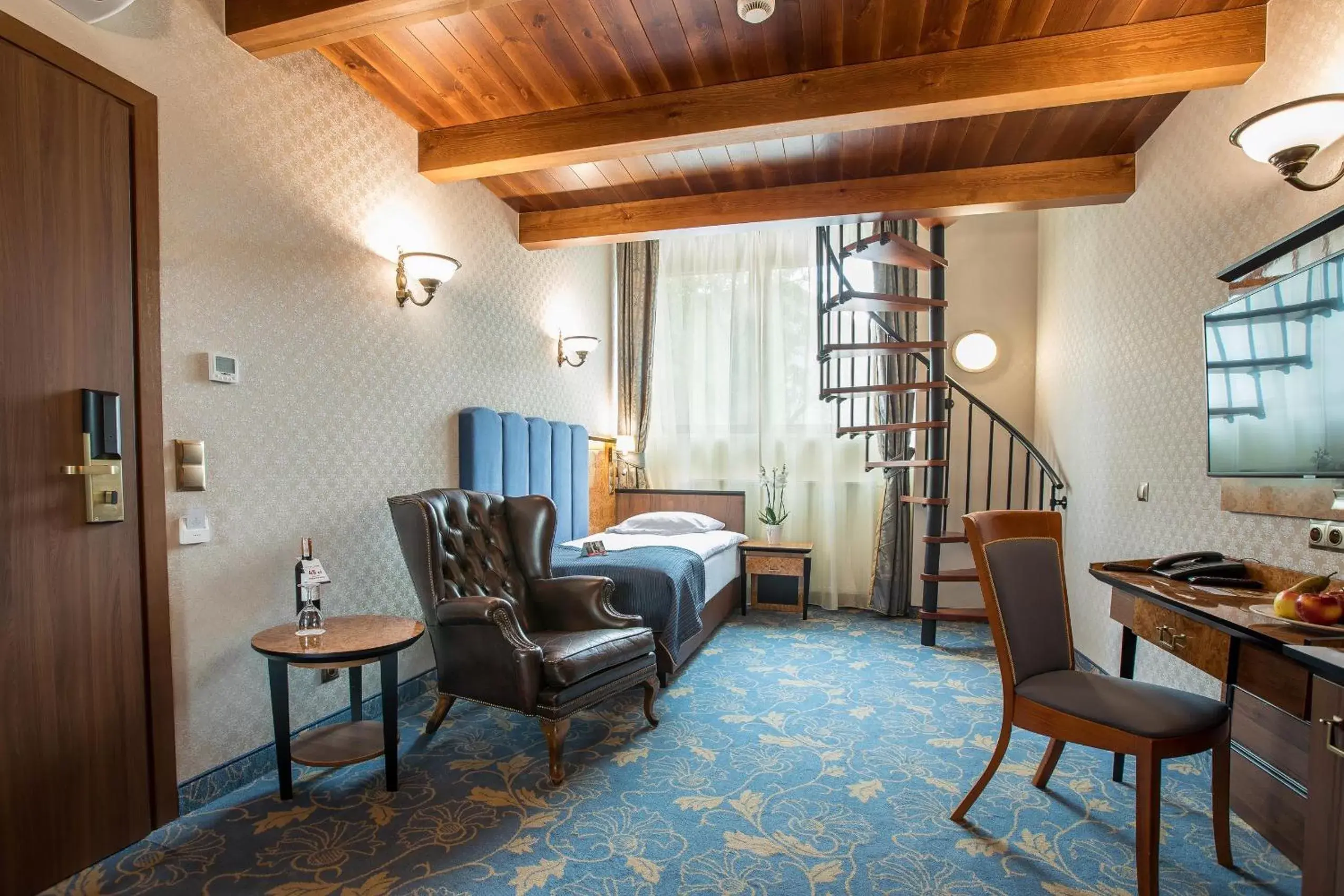 Bed, Seating Area in Hotel Diament Plaza Gliwice