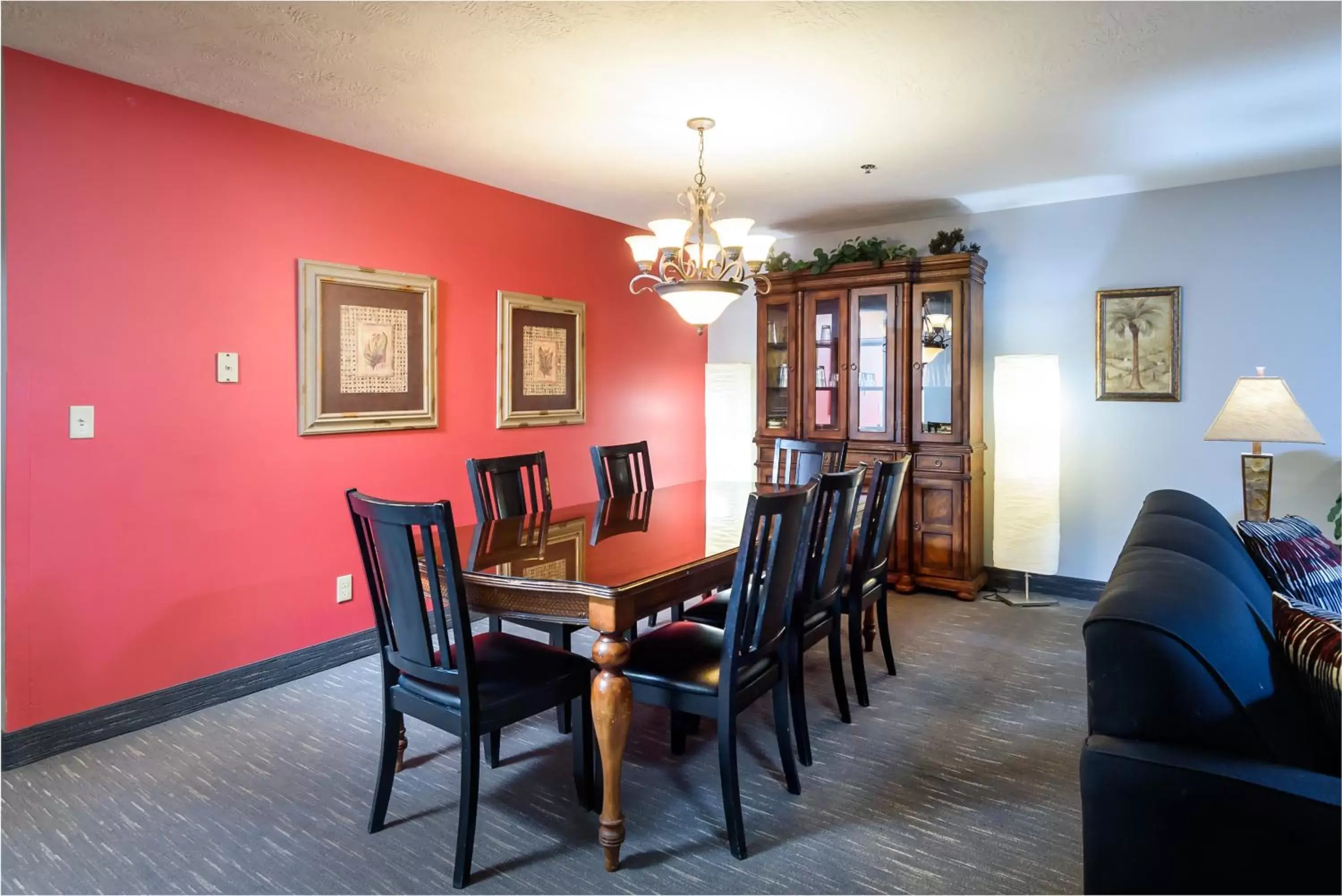 Dining Area in Ramada by Wyndham Sioux Falls Airport - Waterpark Resort & Event Center