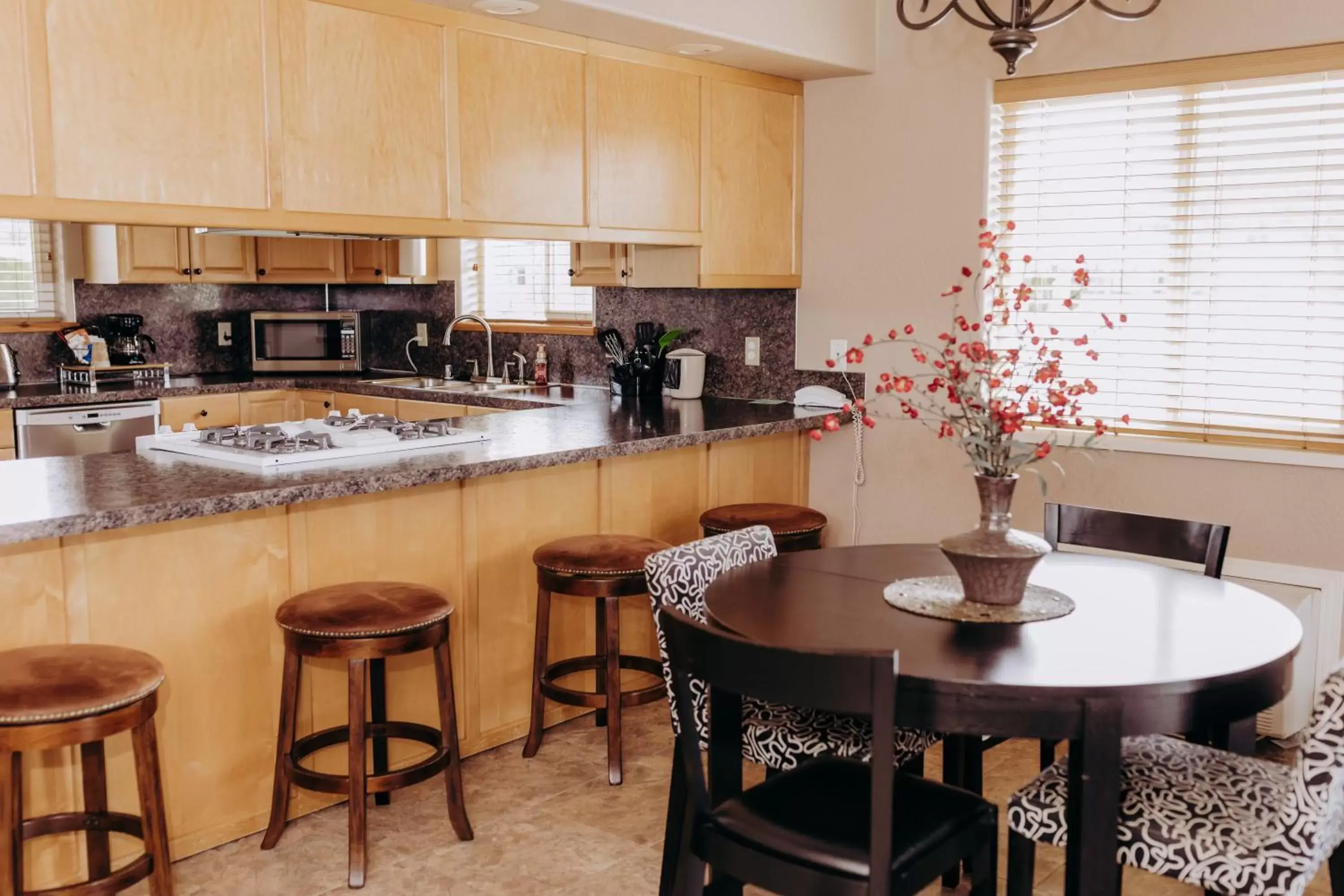 Kitchen/Kitchenette in Pacific Inn Motel